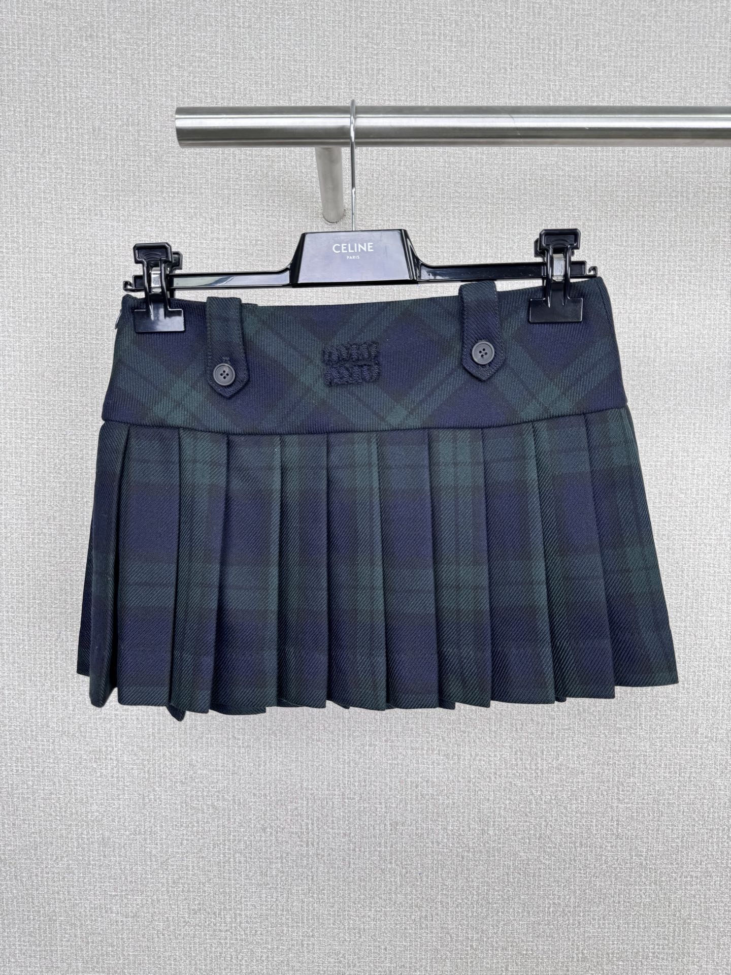 NO:568913,MiuMiu dark teal plaid pleated skirt, this dark teal plaid pleated skirt has a classic plaid design + polyester fiber material. It is crisp and stylish, with even pleats and metal buttons at the waist. It has perfect details and a moderate skirt length. It goes well with sweaters or jackets in autumn and winter. It is easy to achieve a college-style girly feel. The plaid element is the trend of autumn and winter in 25. It can be worn for daily commuting and leisure. It is practical and has a sense of design. It is a must-have for fashionable girls. Size SML  P,,miumiu,skirts,jackets & coats,sweaters,alexander wang19860909MiuMiu深蓝绿色格纹百褶裙,这款深蓝绿色格纹百褶裙,经典格纹设计+聚酯纤维材质,挺括有型,褶皱均匀,腰部金属纽扣点缀,细节满分,裙长适中,秋冬搭配毛衣或外套都很出彩,学院风少女感轻松拿捏,格纹元素是25秋冬潮流,日常通勤、休闲都能穿,实用又有设计感,时髦女孩必备. 码数SML P,,miumiu,skirts,jackets & coats,sweaters,alexander wang,Women's clothing