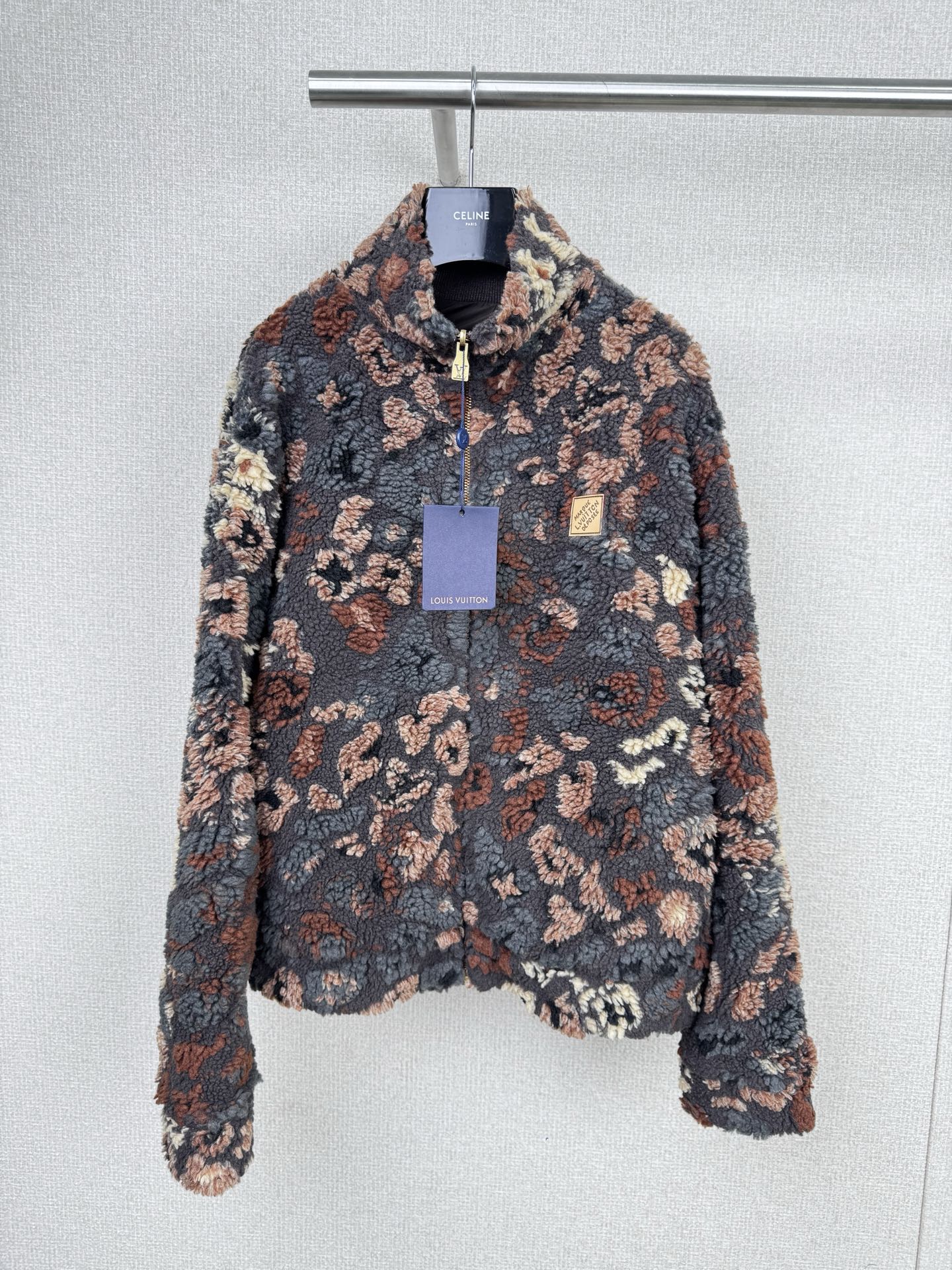 NO:568930,The LV2025 series of double-sided lamb wool jackets, designed by Nigo, focuses on the retro Japanese trend, with dark and light brown lamb wool + stand-up collar zipper, luxurious and practical, double-sided design, warm in autumn and winter, can be worn lightly in spring and autumn, versatile and not picky, full of brand logo details, easy to control for daily commuting or leisure, workwear style + retro feel, fashionable and comfortable. Size SML, Louis Vuitton, jackets &  coats,alexander wang19860909LV2025系列双面穿羊羔毛外套,由Nigo主导设计,主打复古日潮风,深浅棕调羊羔毛+立领拉链,奢华又实用计,双面穿设计,秋冬保暖,春秋可轻便穿搭,百搭不挑人,品牌标识细节满满,日常通勤或休闲都能轻松驾驭,工装风+复古感,时髦又舒适. 码数SML,,louis vuitton,jackets & coats,alexander wang,Women's clothing