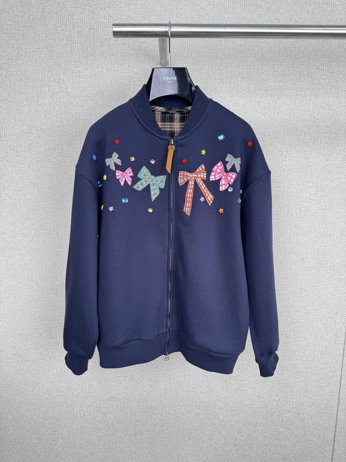 NO:568961,AUBRUINO2025AW bow zipper plus velvet baseball jacket, dark blue velvet fabric, warm and comfortable, very suitable for autumn and winter, colorful bow embroidery + sequins on the front, full of childlike interest, playful feeling, zipper design for easy on and off, plaid lining, full of details, great for daily casual or street wear, match with plaid skirt or overalls, easy to create an interesting look, suitable for sisters who like personalized dressing.  Code number SML,,skirts,alexander wang19860909AUBRUINO2025AW 蝴蝶结拉链加绒棒球服,深蓝加绒面料,保暖又舒适,秋冬穿超合适,正面多彩蝴蝶结刺绣+亮片,童趣满满,俏皮感拉满计,拉链设计方便穿脱,内衬格纹,细节感十足,日常休闲或街头穿搭都很出彩,搭配格纹半裙或工装裤,轻松打造趣味造型,适合喜欢个性穿搭的姐妹们. 码数SML,,skirts,alexander wang,Women's clothing