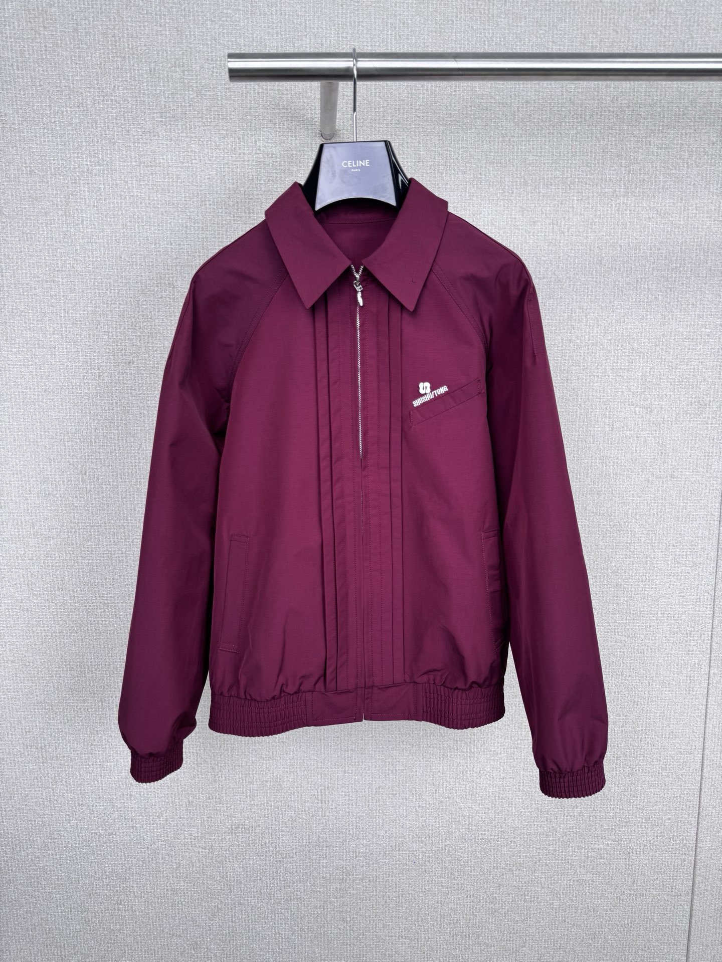 NO:568921,SHUSHU/TONG 2025 new early autumn burgundy sports jacket, retro white burgundy tone, light polyester fiber material, zipper closure + tuck pleat design, full of layering, elastic cuffs and hem, comfortable and warm to wear, burgundy high-end atmosphere, paired with light or neutral colors, easy to create autumn and winter retro sports style, the same style of Ning Yizhuo, hotly discussed in the fashion circle, a must-have for autumn wear. Size SML P,,jackets &  coats,alexander wang19860909SHUSHU/TONG 2025早秋新款酒红色运动外套,复古显白酒红色调,轻薄聚酯纤维材质,拉链开合+塔克褶皱设计,层次感满满计,袖口和下摆弹性收口,穿着舒适又保暖,酒红色高级氛围感,搭配浅色或中性色内搭,轻松打造秋冬复古运动风,宁艺卓同款,时尚圈热议,入秋穿搭必备. 码数SML P,,jackets & coats,alexander wang,Women's clothing