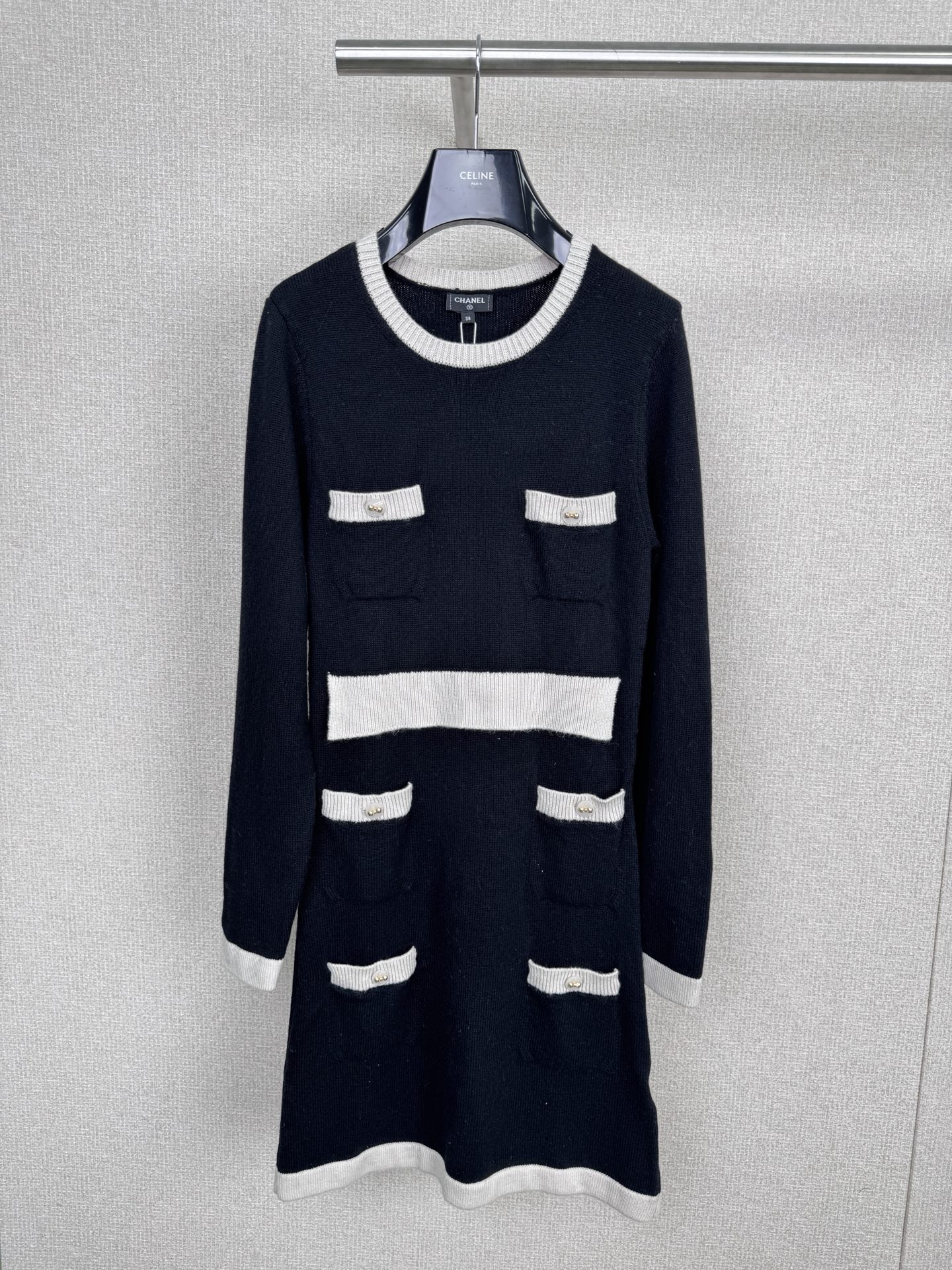 NO:568931,Chanel's new 2025 autumn and winter black and white color-blocking knitted skirt, this Chanel 25K series black and white color-blocking knitted skirt, classic contrasting design, off-white + black trim, full French elegance, soft and delicate knitted fabric, close to the body  Shape, cuffs and pockets are embellished with metal buttons, full of details, loose skirt, super comfortable to wear in autumn and winter, can be worn alone or layered with jackets, casual, lazy and high-end, suitable for commuting or leisure, easily get the calm and refined feeling of Chanel.  Size SML P,,chanel,chanel,skirts,jackets & coats,alexander wang19860909Chane香奈儿2025秋冬新款黑白拼色针织裙,这款香奈儿25K系列黑白拼色针织裙,经典撞色设计,米白+黑色边饰,法式优雅气质满分,针织面料柔软细腻,贴合身形,袖口和口袋有金属纽扣点缀,细节感十足,裙摆宽松,秋冬穿搭超舒适,既能单穿也能叠搭外套,随性慵懒又高级,通勤或休闲都很适合,轻松get香奈儿的从容精致感. 码数SML P,,chanel,chanel,skirts,jackets & coats,alexander wang,Women's clothing