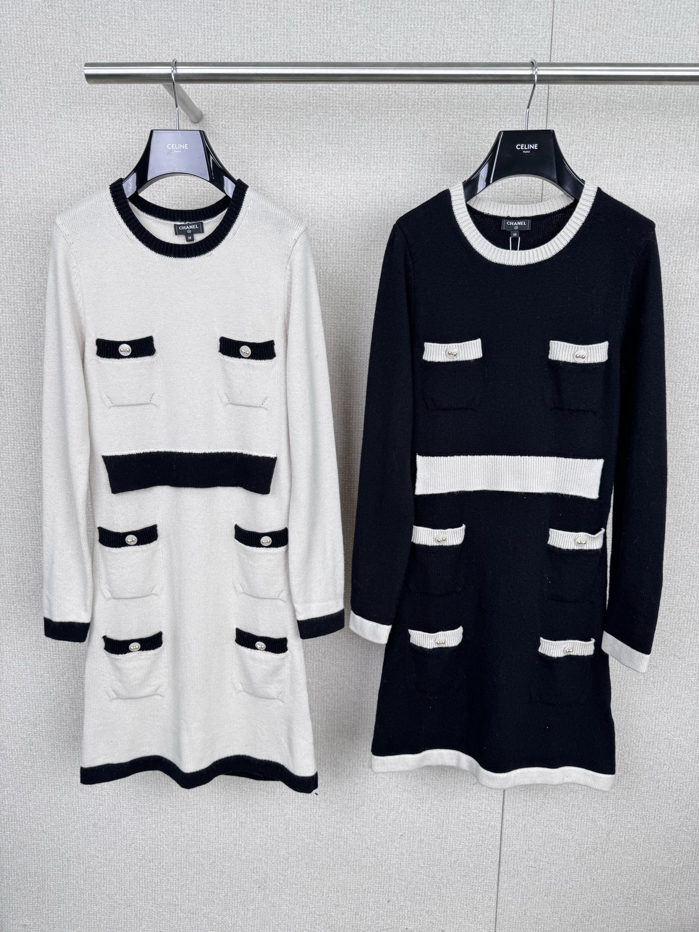 NO:568941,Chanel's new 2025 autumn and winter black and white color-blocking knitted skirt, this Chanel 25K series black and white color-blocking knitted skirt, classic contrasting design, off-white + black trim, full French elegance, soft and delicate knitted fabric, close to the body  Shape, cuffs and pockets are embellished with metal buttons, full of details, loose skirt, super comfortable to wear in autumn and winter, can be worn alone or layered with jackets, casual, lazy and high-end, suitable for commuting or leisure, easily get the calm and refined feeling of Chanel.  Size SML,,chanel,chanel,skirts,jackets & coats,alexander wang19860909Chane香奈儿2025秋冬新款黑白拼色针织裙,这款香奈儿25K系列黑白拼色针织裙,经典撞色设计,米白+黑色边饰,法式优雅气质满分,针织面料柔软细腻,贴合身形,袖口和口袋有金属纽扣点缀,细节感十足,裙摆宽松,秋冬穿搭超舒适,既能单穿也能叠搭外套,随性慵懒又高级,通勤或休闲都很适合,轻松get香奈儿的从容精致感. 码数SML,,chanel,chanel,skirts,jackets & coats,alexander wang,Women's clothing