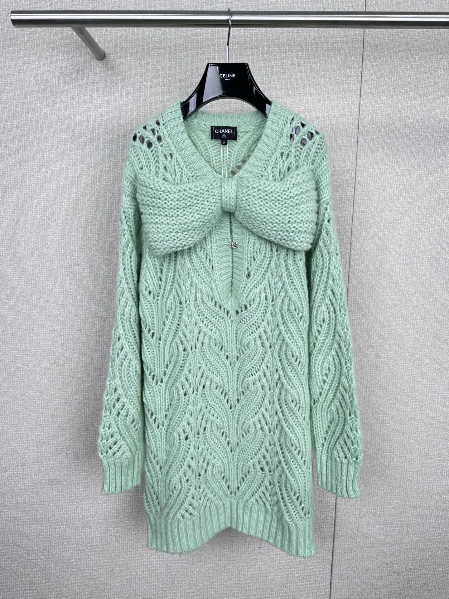 NO:568952,Chanel 25K autumn and winter series bow sweater, mint green color is super fresh, soft knitted material, thick knitting + three-dimensional cable texture, perfect texture, super eye-catching bow with a large neckline, extremely girly, loose shoulder style, friendly to all body types, casual and relaxed, can be easily worn in daily wear or light luxury occasions, paired with skirts or high-waisted pants, elegant and playful, it is really brilliant to wear in autumn and winter.  Code number SML,,chanel,skirts,sweaters,alexander wang19860909Chanel 25K秋冬系列蝴蝶结毛衣,薄荷绿配色超清新,柔软针织材质,粗针编织+立体绞花纹理,质感满分,领口超大蝴蝶结超吸睛,少女感爆棚,宽松落肩版型,对各种身材都友好,随性又松弛,日常穿搭或轻奢场合都能轻松驾驭,搭配裙装或高腰裤,优雅又俏皮,秋冬季节穿它真的很出彩. 码数SML,,chanel,skirts,sweaters,alexander wang,Women's clothing