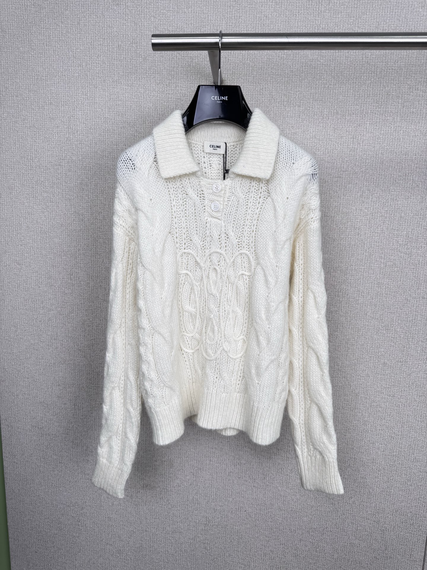NO:575867,CELINE's new 2025 autumn and winter wool Polo cable knit sweater, CELINE's wool Polo cable knit sweater, is made of high-quality wool + mohair blend, soft and warm! Classic Polo lapel + French retro cable texture, full of details and elegant  It is a high-end design with versatile colors. It looks great with jeans or skirts. It can be worn for commuting and leisure. Wear it in autumn and winter. It is gentle and textured. It is a must-have item in your wardrobe. Size SML, celine, skirts, jeans, alexander  wang19860909CELINE2025秋冬新款羊毛Polo绞花针织衫,CELINE这款羊毛Polo绞花针织衫,选用高品质羊毛+马海毛混纺,柔软又保暖!经典Polo翻领+法式复古绞花纹理,细节感满满,优雅又高级计,颜色百搭,随手搭牛仔裤或半裙都很出彩,通勤休闲都能hold住,秋冬穿它,温柔又有质感,是衣橱必备单品.码数SML,,celine,skirts,jeans,alexander wang,Women's clothing