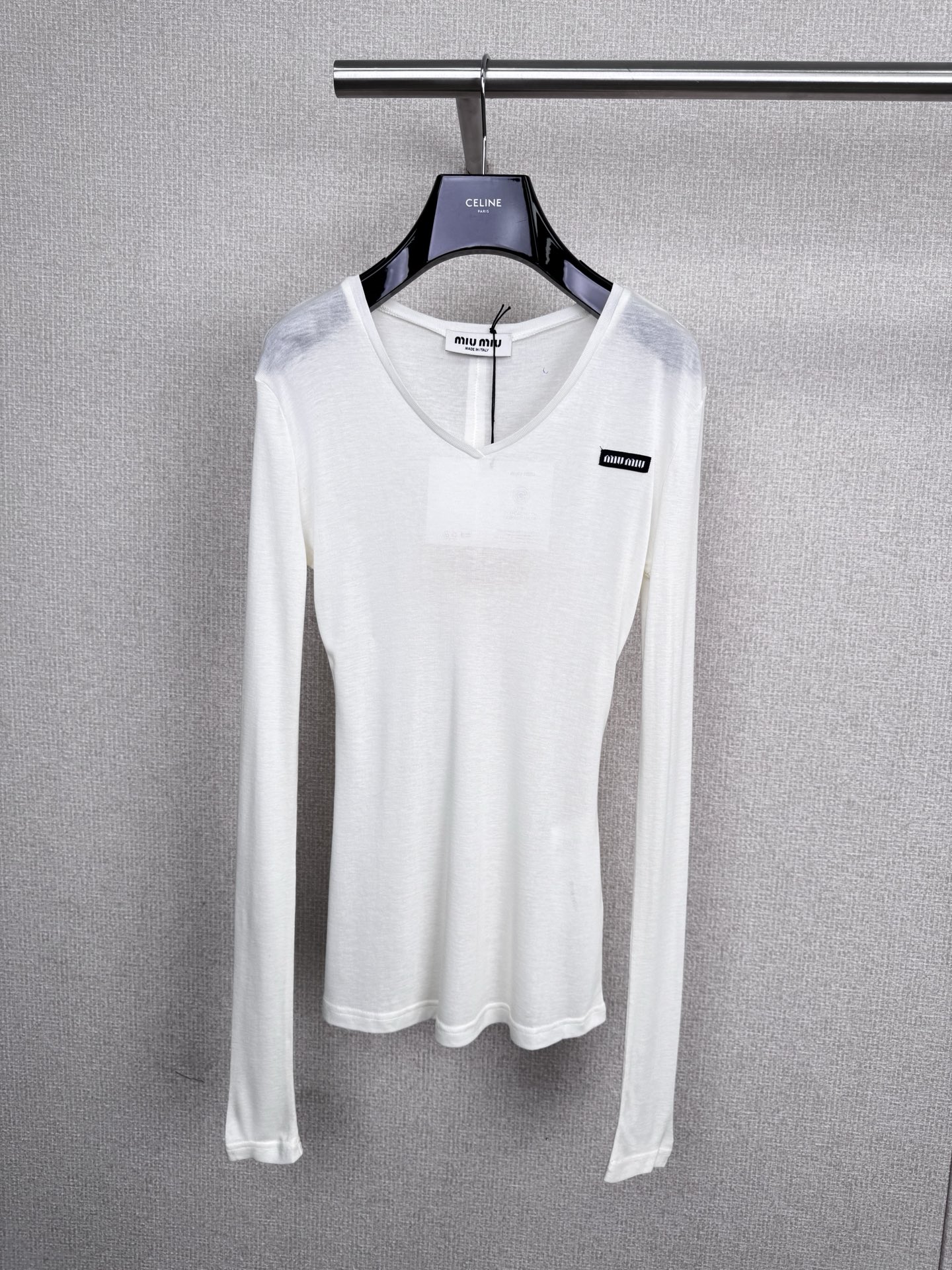 NO:575974,MiuMiu's new Tencel wool base, fine ribbed knitted fabric, is made of ultra-fine wool and Tencel Lyocell, woven in a golden ratio. It combines the advantages of two natural materials. The porous structure of Lyocell fiber can quickly evacuate heat, thus regulating temperature.  Keep the skin dry, so it feels cool but not icy, comfortable and smooth. Adding a certain proportion of sheep wool, it is light and soft, thin and highly drapey. Considering the practical wearability, a small amount of elastic fiber is incorporated to make the knitted fabric more slim and elastic. It is Q-elastic and not restrictive. It can be washed daily and is easy to take care of.  Comfortable and practical to wear, slightly slim fit T-shirt, fashionable and comfortable at the same time. Short version, revealing a slender waist, creating a slim and tall proportion, pleasant slightly dropped shoulders, modifying the shoulder line, long sleeves over the arms, lazy and casual, slightly piled to wear more casually, classic V-neck slightly exposed neck, sculpting  The fiber neck proportions, the back collar cloth strip + shoulder line concealed seaming details, exquisite craftsmanship, ensure firm stability, the middle back concealed seaming details, the lines go straight down, enhance the structural bone and make the back more attractive, the design is based on minimalist style and classic tailoring, creating an effortless wear.  Code number SML,,miumiu,tees,t-shirt,gold,alexander wang19860909MiuMiu新款天丝羊毛打底,精细罗纹针织布,甄选超细羊毛与天丝莱赛尔,以黄金比例织造而成,兼具两种天然材质的优点,莱赛尔纤维的多孔结构能够快速疏散热气,从而起到调节温度的作用,保持肌肤干爽,因此触感凉而不冰,舒适爽滑,加入一定比例的绵羊毛,轻盈又柔软,轻薄且极具垂感,考虑到实穿性融入了少量弹性纤维,使针织更具修型弹力,Q弹不拘束,日常可水洗,打理轻松,舒适实穿,微修身版型T恤,时髦的同时舒服无拘束.偏短版型,心机露出纤细腰身,塑造瘦高比例,怡到好处的微落肩,修饰肩部线条,过手袖长慵懒随性,微堆穿法更加随性,经典V领微露脖颈,塑造纤脖比例,后领本布包条+肩线暗包缝细节,工艺考究,保证牢固的稳定性,后中暗包缝细节,线条直顺而下,提升结构骨感,令背面更具看点,以极简风格和经典剪裁为基础设计,打造不费力穿搭. 码数SML,,miumiu,tees，t-shirt,gold,alexander wang,Women's clothing