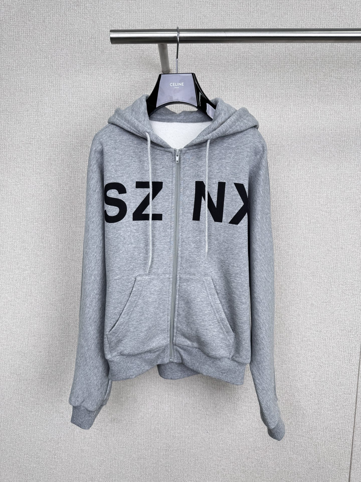 NO:575972,Yeezy China's new autumn gray hooded sweatshirt. This Yeezy China gray hooded sweatshirt is limited to Kanye's concert. The thin velvet fabric is soft and comfortable. It is very suitable for autumn and winter. The 'CHINA' letter + zipper design on the front is simple and has a street feel. The loose fit can be easily worn by men and women. It is OK for daily casual or trendy wear. It is cost-effective. The same style is worn by celebrities such as Yang and Su. It is a perfect combination of national style and trend. It is a must-have item for street fashionistas.  Size SML,,hoodie,sweatshirts,hats,alexander wang19860909Yeezy China秋季新款灰色连帽卫衣,这款Yeezy China灰色连帽卫衣是侃爷演唱会限定周边,薄绒面料柔软舒适,秋冬穿超合适,正面“CHINA”字母+拉链设计,简约又有街头感,宽松版型,男女都能轻松驾驭,日常休闲或潮流穿搭都很OK,性价比高,明星同款,杨和苏等艺人都穿过,国风与潮流完美结合,是街头潮人必入单品. 码数SML,,hoodie,sweatshirts,hats,alexander wang,Women's clothing