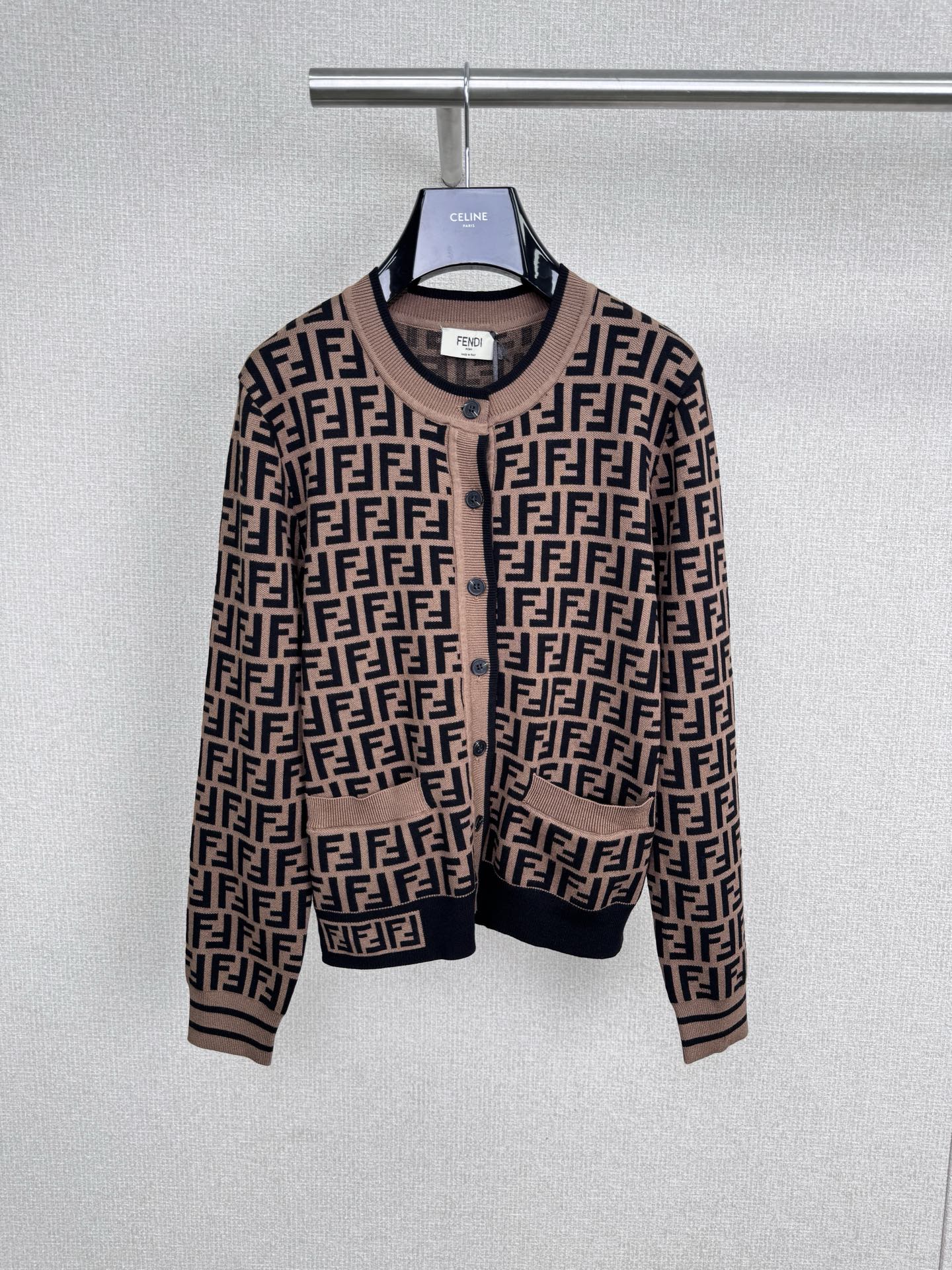 NO:576118,FENDI Double F presbyopic knitted cardigan, classic double F presbyopic knitted cardigan, all-over logo design, very high brand recognition, high-quality knitted fabric, soft and wear-resistant, very suitable for spring and autumn seasons, three-dimensional tailoring highlights the feminine lines, brown color makes the skin white and advanced, looks great with trousers, skirts or shorts, can be easily used for commuting and leisure, imported craftsmanship from Germany, perfect texture, it is a classic item in the wardrobe that will not easily go out of style.  yardage,,fendi,skirts,shorts,alexander wang19860909FENDI 双F老花针织开衫,经典双F老花针织开衫,满印Logo设计,品牌辨识度超高,高品质针织面料,手感柔软又耐磨,春秋季节穿着超合适,立体剪裁凸显女性线条,咖色系显肤白又高级,搭配裤装、裙装或短裤都很出彩,通勤休闲都能轻松驾驭,德国进口工艺,质感满分,是衣柜里不易过时的经典单品. 码数,,fendi,skirts,shorts,alexander wang,Women's clothing