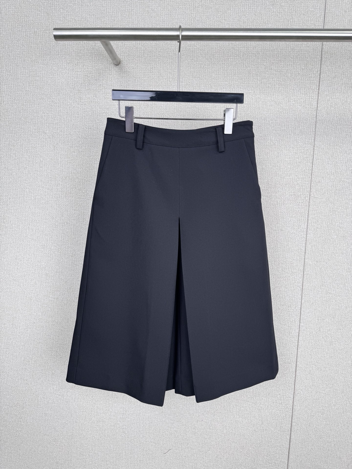 NO:576109,EO black high-waisted A-line 7-point wide-leg pants. These black high-waisted pants are simple and neat. The fabric is crisp and stylish, with perfect drape. The high-waisted design modifies the waistline and makes the legs longer.  The A-line tailoring outlines the hip line, is elegant and comfortable, and the slit details make movement more convenient and adds a sense of design. It can be easily controlled in commuting, the workplace, and daily life. It goes well with shirts or sweaters. It can hold the minimalist style, Nordic style, and yuppie style. It is recommended to wear a light-colored top or suit jacket to directly enhance the temperament. Size SML P,,jackets & coats,shirts,business suit,alexander wang19860909EO黑色高腰A字7分阔腿裤,这款黑色高腰裤,简约利落,面料挺括有型,垂坠感满分,高腰设计修饰腰线,显腿长, A字剪裁勾勒臀部线条,优雅又舒适,开叉细节让活动更方便,也增添设计感,通勤、职场、日常都能轻松驾驭,搭配衬衫或针织衫都很出彩,极简风、北欧风、雅痞风都能hold住,建议配浅色上衣或西装外套,气质直接拉满. 码数SML P,,jackets & coats,shirts,business suit,alexander wang,Women's clothing