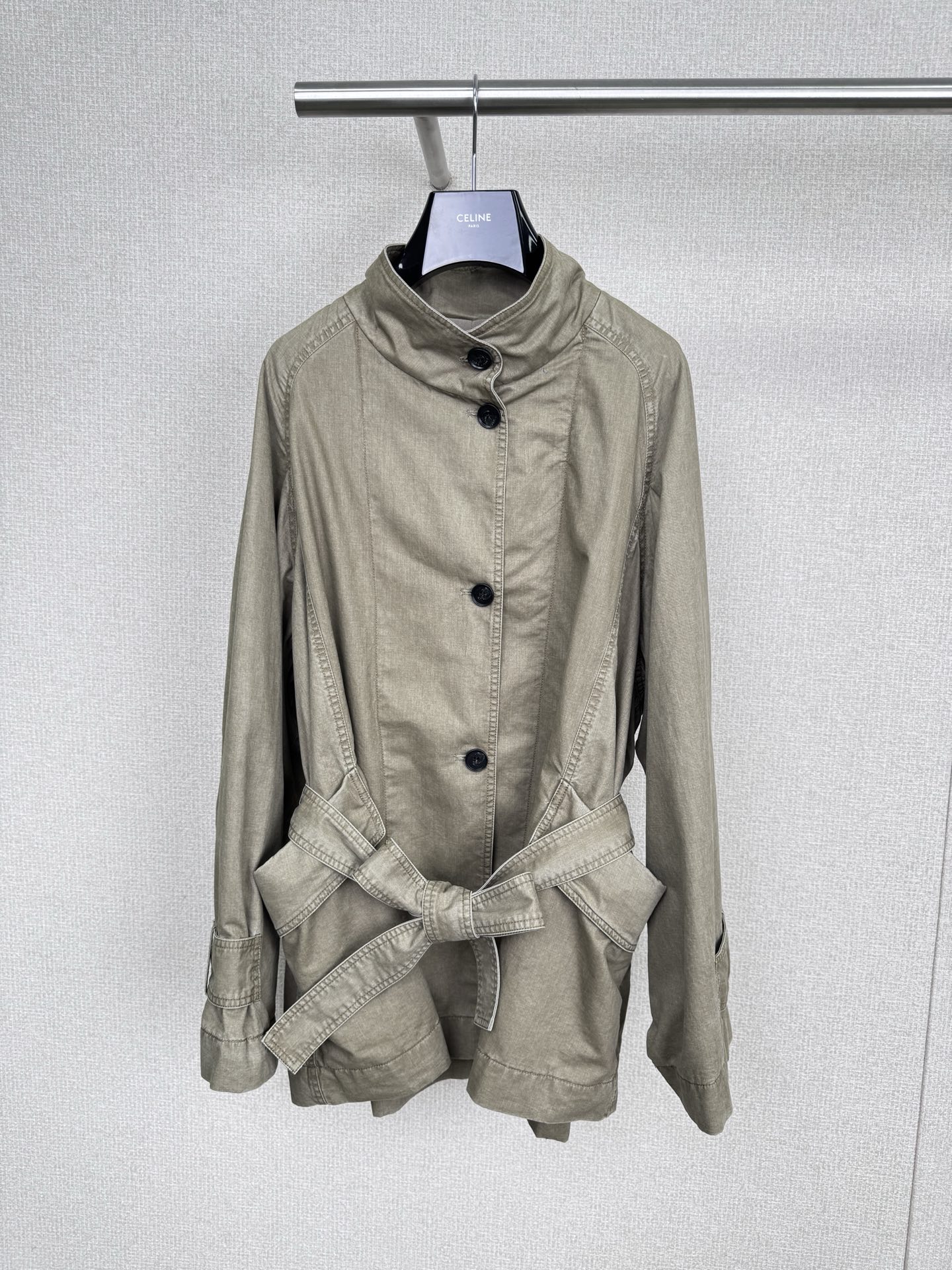 NO:576111,The same windbreaker as Randompiece Sister Teng is made of imported combed cotton and washed to create a natural pleated feel. It has a perfect texture, a stand-up collar and large cuffs, an adjustable waistband, and the short and long styles are suitable for sisters of different heights. The fabric is soft and breathable, and it is super comfortable to wear in spring and autumn. When paired with trousers or pointed shoes, you can easily get a clean or artistic style. It is high quality and versatile. It is called the 'life windbreaker' and is really worth buying. Size SML, alexander wang19860909Randompiece藤姐同款风衣,采用进口精梳棉,水洗工艺打造自然褶皱感,质感满分,立领+大袖口廓形,腰带可调节,短款/长款都适合不同身高姐妹,面料柔软透气,春秋穿超舒服,搭配长裤或尖头鞋,轻松get干净利落or文艺风计,高品质+百搭属性,被称为“人生风衣”,真的很值得入手. 码数SML,,alexander wang,Women's clothing