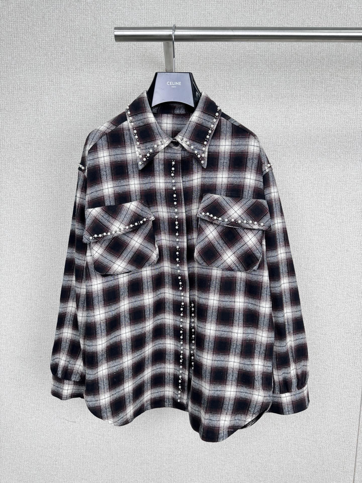 NO:576239,OPEN YY 2025 autumn and winter series pearl beaded plaid shirt, retro plaid + pearl embellishment, full of details! Soft fabric, super comfortable to wear, loose fit, OK to wear alone or as an inner layer ~ chest pocket + bead design, practical and design, red blue and white plaid, full of autumn and winter atmosphere, looks great with shorts or trousers, both fashionable and comfortable, a must-have for daily wear. Size SML P,, shorts, shirts, alexander wang19860909OPEN YY 2025秋冬系列珍珠钉珠格纹衬衫,复古格纹+珍珠点缀,细节感满满!柔软面料,穿着超舒适,宽松版型,单穿or内搭都OK~胸前口袋+钉珠设计,实用又有设计感,红蓝白格纹,秋冬氛围感拉满,搭短裤or长裤都很出彩,潮流与舒适兼具,日常穿搭必备. 码数SML P,,shorts,shirts,alexander wang,Women's clothing