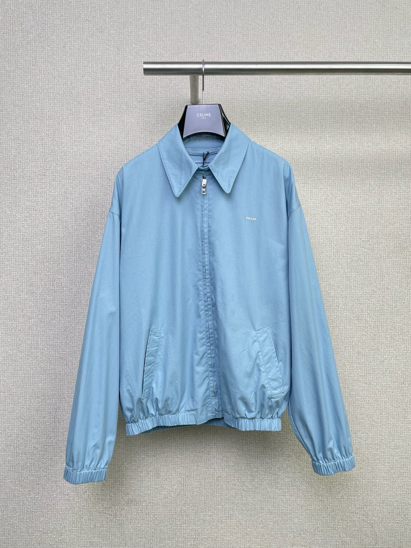 NO:576245,Prada25 autumn show washed cotton work jacket, you will feel your heart at first glance. It is made of heavy-weight high-density pure cotton herringbone fabric, which is washed and aged. The overall texture is retro and whitened. Parts such as the seams and lining show a natural aging effect. It has a loose and short silhouette, a metal bright silver zipper on the placket, small puller details of this cloth, and an elastic band design in parts. , comfortable to put on and take off without restraint, large kangaroo practical patch pocket on the front, relaxed and stylish when mixed and matched, rich texture and more fun, both daily appropriateness and diverse matching. It is very elegant when worn casually, suitable for commuting and going out on the street. Moreover, this loose version is too friendly, covering the flesh and making you slim without being unattractive. Just wear it with a pair of white shoes and it will have a sense of atmosphere. It is simple but not boring. Who can not love this comfortable outfit. Size SML,,prada,jackets & coats,jackets & coats,alexander wang19860909Prada25秋季秀款水洗棉工裝夹克外套,一眼就是心动的感觉,优选重磅高密纯棉人字纹面料,采用洗水做旧处理工艺,整体具有复古质感兼具泛白洗褪,缝线骨位和内里等局部呈现出自然旧化效果,宽松短款廓形,门襟金属亮银拉链,本布小拉头细节,局部采用松紧带设计,穿脱舒适无束缚,前身大袋鼠实用贴袋,混搭穿着松弛有型,质感丰富更多玩味,兼具日常得体和多样搭配,随便一穿就很有气质,通勤、出街都很合适,而且这种宽松版型太友好了,遮肉显瘦不挑人,随便搭一双小白鞋就很有氛围感,简单但不会无聊,这种舒服的穿搭谁能不爱. 码数SML,,prada,jackets & coats,jackets & coats,alexander wang,Women's clothing