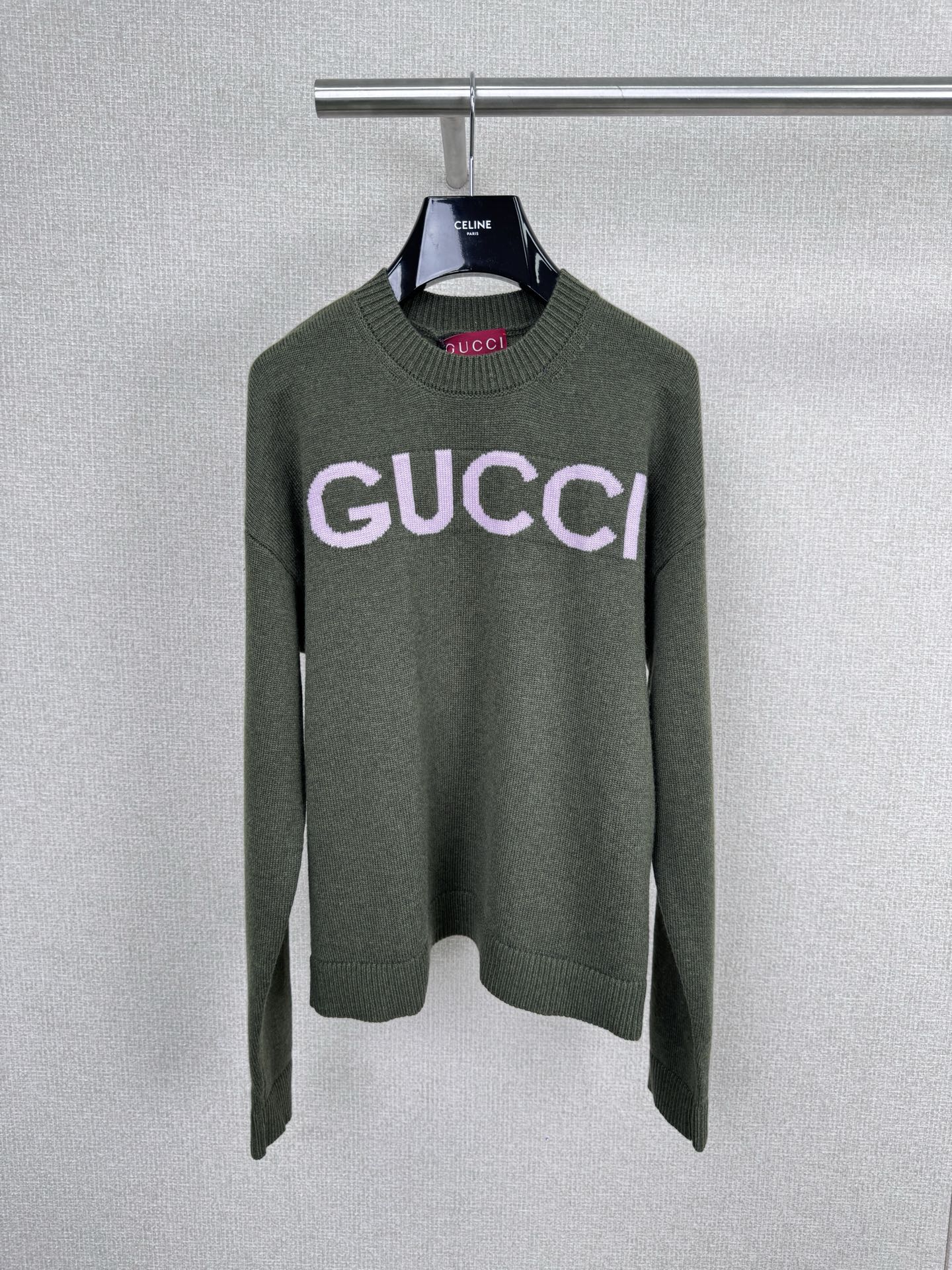 NO:576227,Gucci2025 new autumn and winter olive green letter knitted sweater, this olive green letter knitted sweater, wool blended material is soft and skin-friendly, super comfortable to wear in autumn and winter, pink 'GUCCI' letter jacquard on the chest, contrasting color design is very recognizable, loose fit  +Short body, makes you look taller and slimmer, friendly to small people. Paired with high-waisted pants or skirts, you can easily get a 37% body proportion. It can be worn for commuting and leisure. The knitted texture is exquisite, warm and fashionable. It is a representative item of Gucci's retro trend aesthetics and looks good with any combination.  Size SML,,gucci,skirts,sweaters,alexander wang19860909Gucci2025秋冬新款橄榄绿字母针织毛衣,这款橄榄绿字母针织毛衣,羊毛混纺材质柔软亲肤,秋冬穿超舒服,胸前粉色“GUCCI”字母提花,撞色设计超有辨识度计,宽松版型+短款衣身,显高显瘦,小个子友好,搭配高腰裤或半裙,轻松get三七分身材比例,通勤休闲都能穿,针织纹理细腻,保暖又时髦,是Gucci复古潮流美学的代表单品,怎么搭都好看. 码数SML,,gucci,skirts,sweaters,alexander wang,Women's clothing