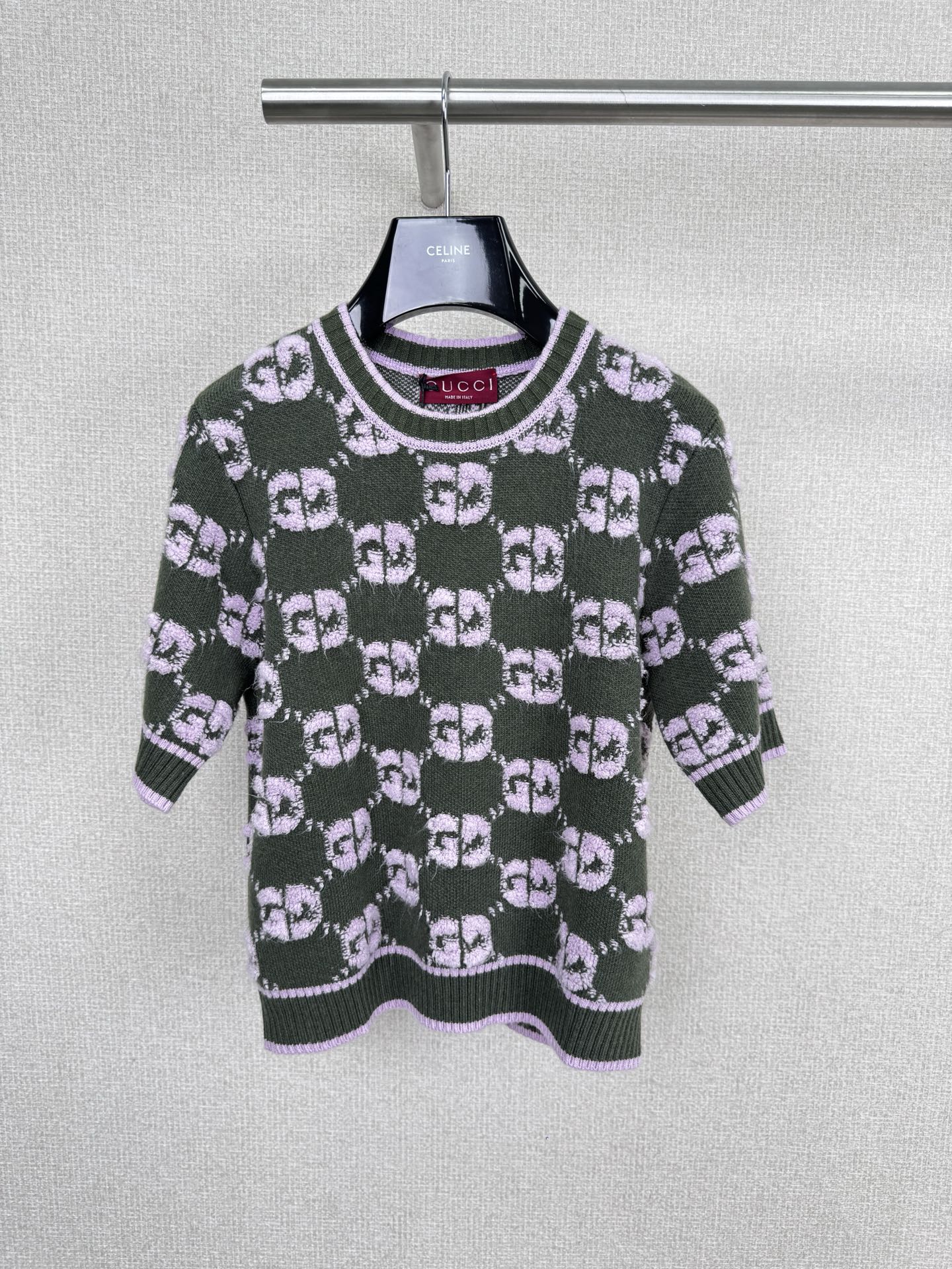 NO:576230,Gucci GG jacquard knitted short-sleeved top, autumn series GG jacquard knitted short-sleeved, grass green main tone + three-dimensional double G jacquard, retro and fashionable high-quality yarn, fine velvet feel, short and slim fit, can highlight the waist when worn alone, and also looks great when layered! The details of the hemming and pockets are exquisite, easy to control for daily commuting and leisure, elegant and energetic, it is a must-have and versatile item for the wardrobe. Size SML,,gucci,T-shirt,alexander wang19860909Gucci GG提花针织短袖上衣,秋系列GG提花针织短袖,草绿色主调+立体双G提花,复古又时髦高品质纱线,绒感细腻,短款修身剪裁,单穿凸显腰线,叠穿也很出彩!包边和口袋细节超精致,日常通勤、休闲都能轻松驾驭,优雅又有活力,是衣橱必备百搭单品. 码数SML,,gucci,T-shirt,alexander wang,Women's clothing