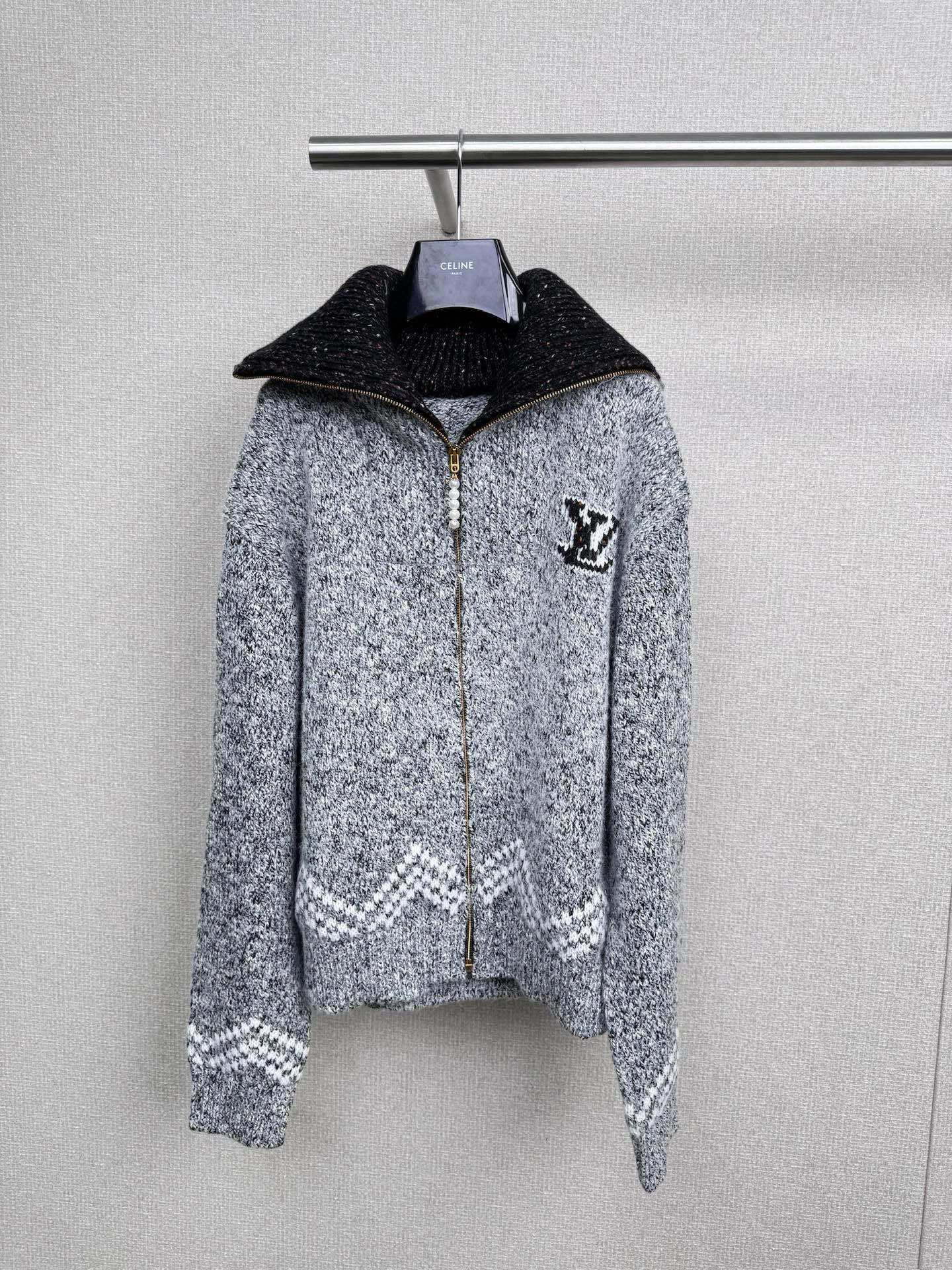 NO:576393,LV2025 new autumn and winter Nigo series lapel jacquard cardigan sweater, a dark blue wool and cotton knitted jacket rich in handmade texture, embellished with intarsia and embroidery patterns inspired by the 25th autumn and winter fashion show of Fei Dong and Nigo's joint collaboration. The two koi patterns on the front are decorated with logos.  The back is embellished with a cherry blossom pattern and Japanese characters of the brand logo, echoing the traditional culture of Nigo's hometown Japan. The zipper pull is decorated with pearls, which injects a fashionable style into the comfortable shape. The double zipper is not only easy to put on and take off, but also can change the shape at will. Half pull down, lazy and casual, revealing the inner small part.  Sexy, fully zipped, turtleneck sweater that turns warm in seconds, windproof and fashionable, thickened knitted fabric, soft and skin-friendly, you will be surrounded by warmth as soon as you put it on, and the chill of late autumn and early winter will be driven away. The loose version is a must-have, no doubt a master of 'hiding flesh', fat girls can also wear it to look lazy and relaxed, and can be worn outside or inside.  It is very cool. It looks neat and easy when paired with jeans, and it is twice as gentle when paired with a skirt. Whether you are commuting, hanging out on the weekend, or staying at home, this cardigan is the best choice. This autumn and winter, let this navy blue jacquard double-zipper sweater cardigan take over your fashion and warmth. It is not a loss, so sisters, close your eyes and buy it.  Size SML,,louis vuitton,skirts,jeans,jackets & coats,sweaters,alexander wang19860909LV2025秋冬新款Nigo系列翻领提花开衫毛衣,款深蓝色羊毛棉质针织外套饶富手工质感,缀有灵感源自菲董与Nigo联乘合作25年秋冬时装展的嵌花和刺绣图案,正面的两条锦鲤图案饰有标志,背面则缀以樱花图案与品牌标志的日文字,呼应Nigo家乡日本的传统文化,拉链头缀有珍珠装饰,为舒适造型注入时尚格调,双拉链来袭不仅穿脱方便,还能随心变换造型,半拉下拉,慵懒随性,露出内搭小性感,全拉上,秒变温暖高领毛衣,防风又时髦,加厚针织面料,软糯亲肤,一上身就被温暖包围,深秋初冬的寒意统统驱散.宽松版型更是一绝,“藏肉”高手无疑,微胖女孩也能穿出慵懒松弛感,外穿内搭都很绝,配牛仔裤利落洒脱,搭裙子温柔加倍,无论是通勤路上、周末闲逛还是宅在家里,这件开衫都是不二之选,这个秋冬,快让这件藏青色提花双拉链毛衣开衫承包你的时尚与温暖,入手不亏,姐妹们闭眼入. 码数SML,,louis vuitton,skirts,jeans,jackets & coats,sweaters,alexander wang,Women's clothing