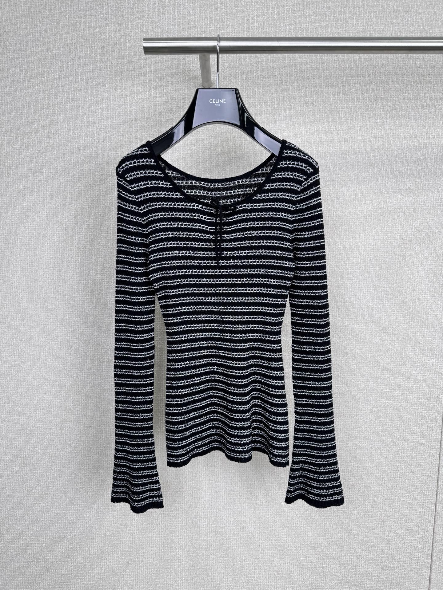 NO:576502,ZHIZHI black and gray striped button sweater, this black and gray striped sweater is soft and close to the skin. The half-open V-neck + button design has a retro feel. It is slim and slim. It goes well with jeans or skirts. It can be worn for commuting and leisure! The fabric has a high cotton content and is comfortable and practical. It is suitable for wearing alone or inside in early autumn. The striped elements are classic and versatile. You can easily control Korean hot girl style or American retro style. It is a basic wardrobe essential.  Code number SML,,skirts,jeans,alexander wang19860909ZHIZHI黑灰条纹纽扣针织衫,这款黑灰条纹针织衫,柔软贴肤,半开V领+纽扣设计超有复古感计,修身剪裁显瘦,搭配牛仔裤或半裙都很出彩,通勤休闲都能穿!面料含棉量高,舒适又实用,初秋单穿或内搭都很合适,条纹元素经典百搭,韩系辣妹风or美式复古风都能轻松驾驭,是衣柜必备基础款. 码数SML,,skirts,jeans,alexander wang,Women's clothing