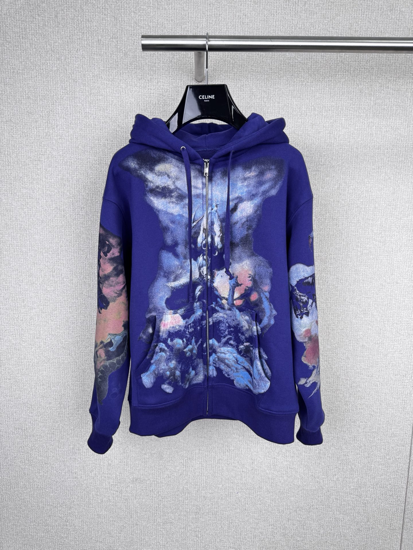 NO:576505,Supreme x Frazetta zipper sweatshirt, Supreme's autumn and winter zipper sweatshirt co-branded with American artist Frank Frazetta, dark blue main color + 'Death Dealer II' on the front and 'Death Dealer IV' pattern on the back, full of fantasy and science fiction, high-quality cotton material, soft and comfortable, zipper opening and closing is super convenient, perfect for daily wear or collection!  Frazetta is a master of science fiction and fantasy illustrations. His works are of great artistic value. They are sold in limited quantities and are in rare quantities. They match with motorcycle-style or dark-colored clothing and are full of personality. Size SML, hoodie, sweatshirts, alexander wang19860909Supreme x Frazetta拉链卫衣,Supreme 秋冬与美国艺术家Frank Frazetta联名拉链卫衣,深蓝主色+正面“Death Dealer II”、背面“Death Dealer IV”图案,奇幻科幻感满满,高品质棉料,柔软舒适,拉链开合超方便,日常穿搭或收藏都很适合！Frazetta是科幻奇幻插画大师,作品超有艺术价值,限量发售,货量稀少,搭配机车风或暗色系服饰,个性十足. 码数SML,,hoodie,sweatshirts,alexander wang,Women's clothing