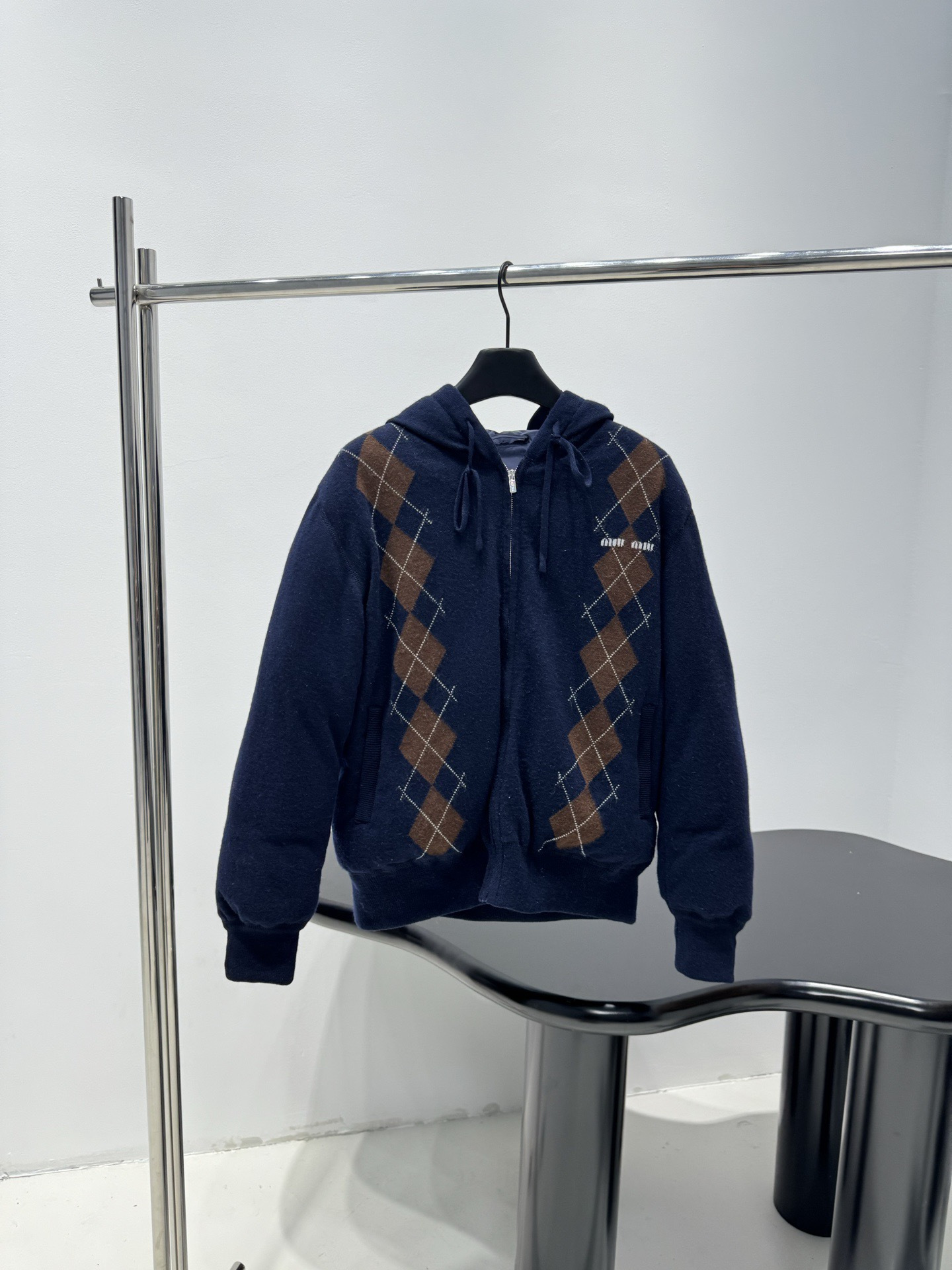 NO:694252,Comes with dust bag MiuMiu25 new autumn and winter diamond pattern hooded cashmere down jacket, dark blue main color + brown diamond pattern, full of college style! Cashmere + down filling, warm and comfortable, zipper design is super convenient, hood is practical and fashionable. The diamond pattern details are exquisite, easy to control for daily commuting and leisure, paired with pleated skirt or jeans, the elegant retro feeling is full! Size SML,,miumiu,skirts,jeans,down jacket,hats,19860909配防尘袋MiuMiu25秋冬新款菱格纹连帽羊绒羽绒服 ,深蓝主色+棕色菱格纹,学院风满满!羊绒+羽绒填充,保暖又舒适,拉链设计超方便,连帽实用又时髦.菱格纹细节精致,日常通勤,休闲都能轻松驾驭,搭配百褶裙或牛仔裤,优雅复古感直接拉满! 码数SML,,miumiu,skirts,jeans,down jacket,hats,,Women's clothing