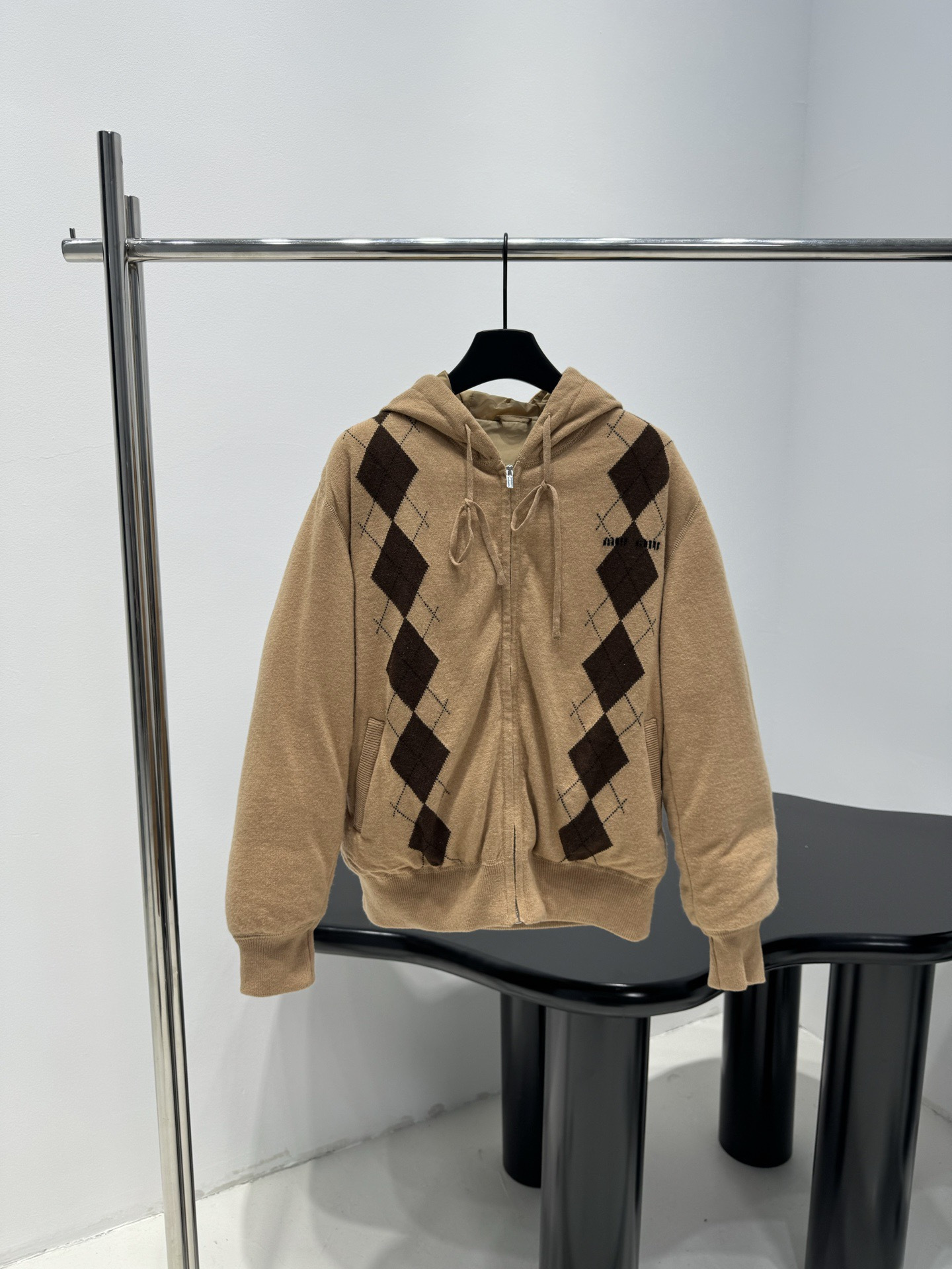 NO:694240,Comes with dust bag MiuMiu25 new autumn and winter diamond pattern hooded cashmere down jacket, dark blue main color + brown diamond pattern, full of college style! Cashmere + down filling, warm and comfortable, zipper design is super convenient, hood is practical and fashionable. The diamond pattern details are exquisite, easy to control for daily commuting and leisure, paired with pleated skirt or jeans, the elegant retro feeling is full! Size SML,,miumiu,skirts,jeans,down jacket,hats,19860909配防尘袋MiuMiu25秋冬新款菱格纹连帽羊绒羽绒服 ,深蓝主色+棕色菱格纹,学院风满满!羊绒+羽绒填充,保暖又舒适,拉链设计超方便,连帽实用又时髦.菱格纹细节精致,日常通勤,休闲都能轻松驾驭,搭配百褶裙或牛仔裤,优雅复古感直接拉满! 码数SML,,miumiu,skirts,jeans,down jacket,hats,,Women's clothing