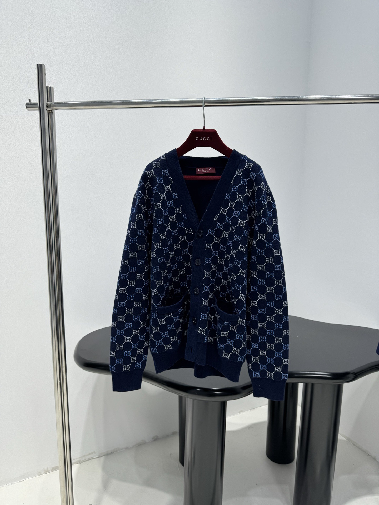 NO:694225,Gucci GG jacquard knitted cardigan, dark blue main color + classic double G jacquard, high brand recognition, wool blend material, soft and warm, very suitable for autumn and winter wear, V-neck + button placket, easy to put on and take off, practical and good-looking pockets on both sides, loose fit, can be worn alone or layered, can be easily used for commuting and leisure, it is a must-have versatile item for autumn and winter wardrobe!  Code number SML,,gucci,19860909Gucci GG提花针织开衫,深蓝主色+经典双G提花,品牌辨识度超高,羊毛混纺材质,柔软又保暖,秋冬穿超合适,V领+纽扣开襟,穿脱方便,两侧口袋实用又好看,宽松版型,单穿or叠搭都很OK,通勤休闲都能轻松驾驭,是秋冬衣橱必备百搭单品！ 码数SML,,gucci,,Women's clothing