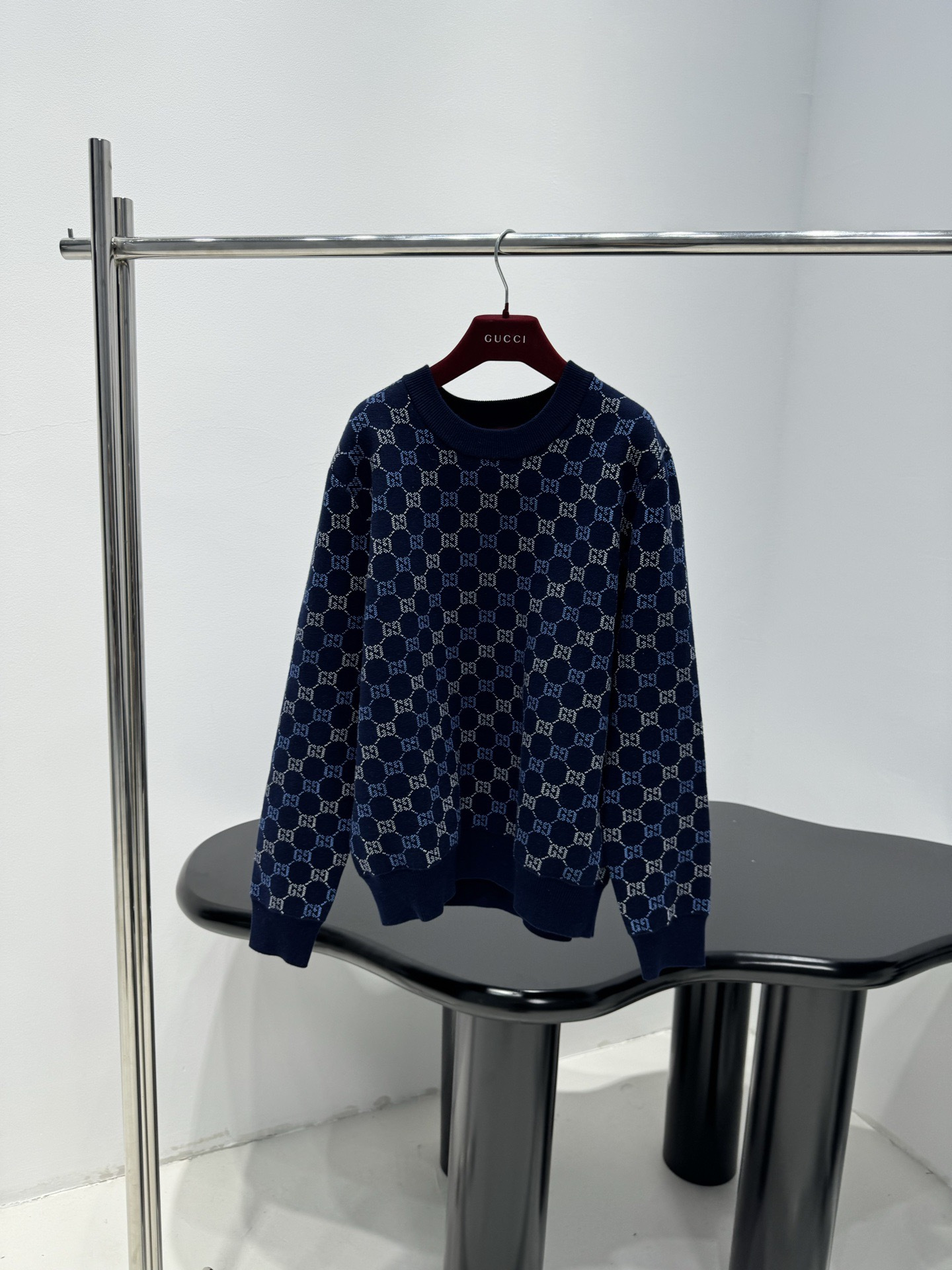 NO:694216,Gucci's GG jacquard sweater, dark blue tone + classic double G pattern, has a high brand recognition, high-quality knitted fabric, soft and skin-friendly, super comfortable to wear in autumn and winter, round neck and long-sleeved design, loose fit, can be worn alone or layered, easy to match various styles, the jacquard process makes the pattern more three-dimensional, full of details, can be easily used for daily commuting or leisure, and directly enhances the sense of fashion!  Code number SML,,gucci,19860909Gucci这款GG提花针织衫,深蓝色调+经典双G图案,品牌辨识度超高,高品质针织面料,柔软亲肤,秋冬穿超舒服,圆领长袖设计,宽松版型,单穿或内搭都很OK,轻松搭配各种风格,提花工艺让图案更立体,细节满分,日常通勤或休闲都能轻松驾驭,时尚感直接拉满！ 码数SML,,gucci,,Women's clothing