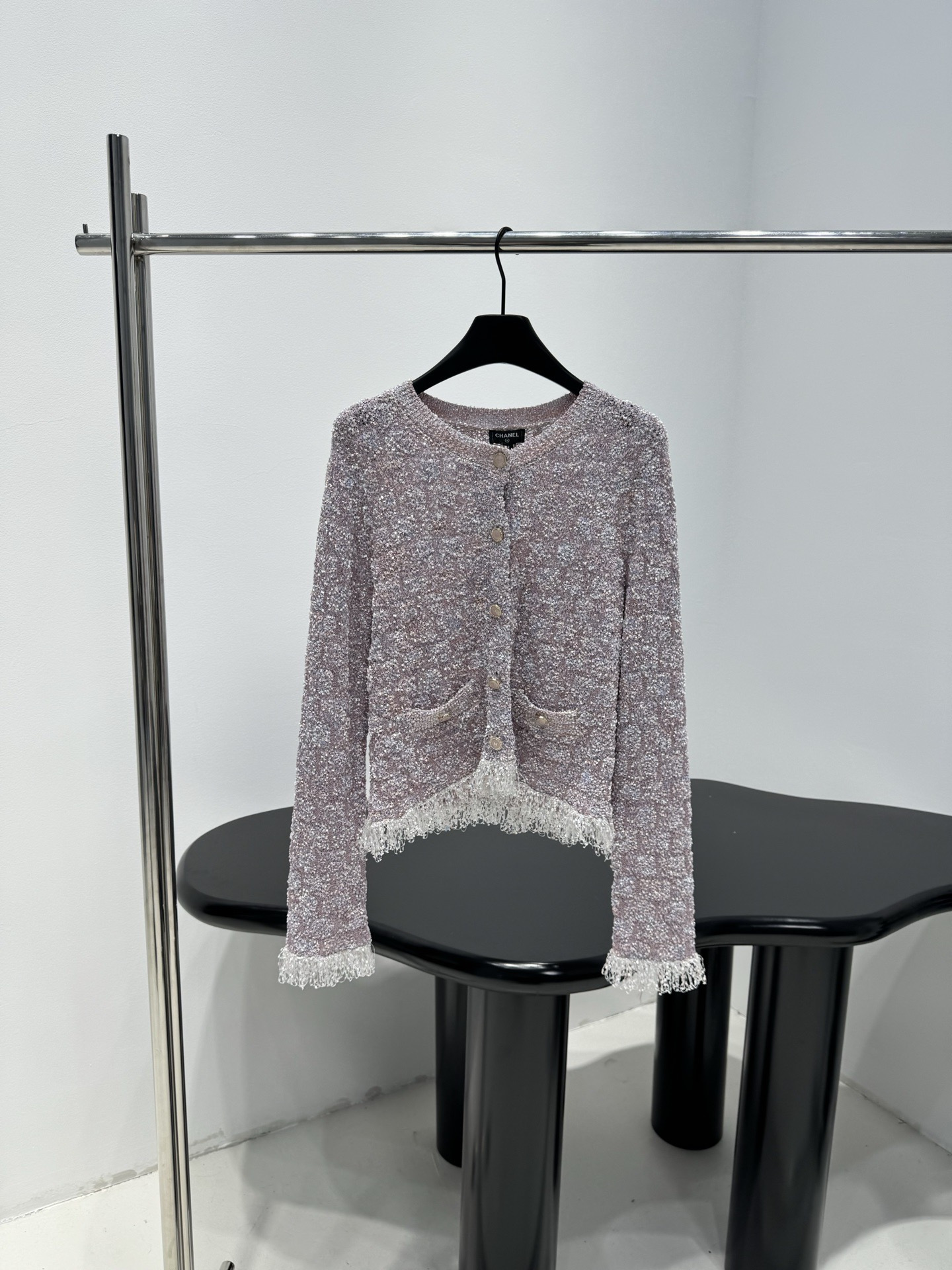 NO:694204,Chanel Chanel 26C early spring vacation series ice blue tassel cardigan, light blue + white yarn interweaving, classic rhombus texture, embellished with silver bright silk, shining slightly under the light, tassel design on the hem and cuffs, smart and elegant, highly recognizable! The short version, paired with high-waisted pants or skirts, can easily optimize the body proportions, gentle and fashionable, a super bonus for daily wear!  Code number SML Code number SML,,chanel,chanel,skirts,19860909Chanel香奈儿26C早春度假系列冰蓝流苏开衫,浅蓝+白色纱线交织,经典菱格纹理,点缀银色亮丝,光线下微微闪耀,下摆和袖口流苏设计,灵动飘逸,辨识度超高!短款版型,搭配高腰裤或半裙,轻松优化身材比例,温柔又时髦,日常穿搭超加分！ 码数SML 码数SML,,chanel,chanel,skirts,,Women's clothing