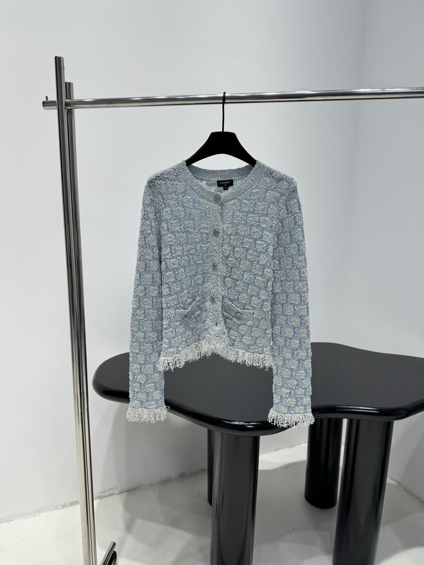 NO:694251,Chanel Chanel 26C early spring vacation series ice blue tassel cardigan, light blue + white yarn interweaving, classic rhombus texture, embellished with silver bright silk, shining slightly under the light, tassel design on the hem and cuffs, smart and elegant, highly recognizable! The short version, paired with high-waisted pants or skirts, can easily optimize the body proportions, gentle and fashionable, a super bonus for daily wear!  Code number SML Code number SML,,chanel,chanel,skirts,19860909Chanel香奈儿26C早春度假系列冰蓝流苏开衫,浅蓝+白色纱线交织,经典菱格纹理,点缀银色亮丝,光线下微微闪耀,下摆和袖口流苏设计,灵动飘逸,辨识度超高!短款版型,搭配高腰裤或半裙,轻松优化身材比例,温柔又时髦,日常穿搭超加分！ 码数SML 码数SML,,chanel,chanel,skirts,,Women's clothing