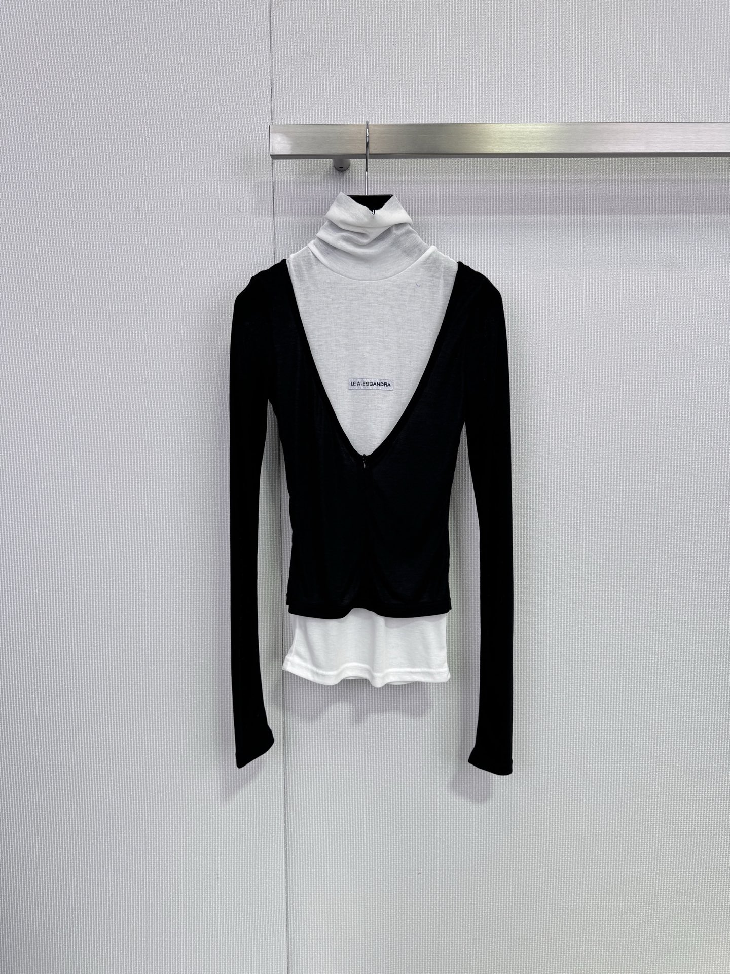 NO:694237,LE ALESSANDRA  Autumn and winter black and white contrast high collar fake two-piece wool long-sleeved inner. This black and white contrast high-neck fake two-piece wool long-sleeve is made of high-quality wool. It is soft and warm. It is very suitable for autumn and winter. The high collar + fake two-piece design is full of layers. The slim tailoring shows the body curve. The black outer layer + white inner layer is versatile and not picky. It can be easily worn for commuting and parties. The zipper details are easy to put on and take off. It also has a sense of design. It belongs to the high-end knitted series. The texture is really amazing!  Code number SML,,19860909LE ALESSANDRA 秋冬黑白撞色高领假两件羊毛长袖内搭,这款黑白撞色高领假两件羊毛长袖,采用高品质羊毛,柔软又保暖,秋冬穿超合适,高领+假两件设计,层次感满满,修身剪裁超显身材曲线,黑色外层+白色内搭,百搭不挑人,通勤,聚会都能轻松驾驭,拉链细节方便穿脱,还很有设计感,属于高端针织系列,质感真的绝了！ 码数SML,,,Women's clothing