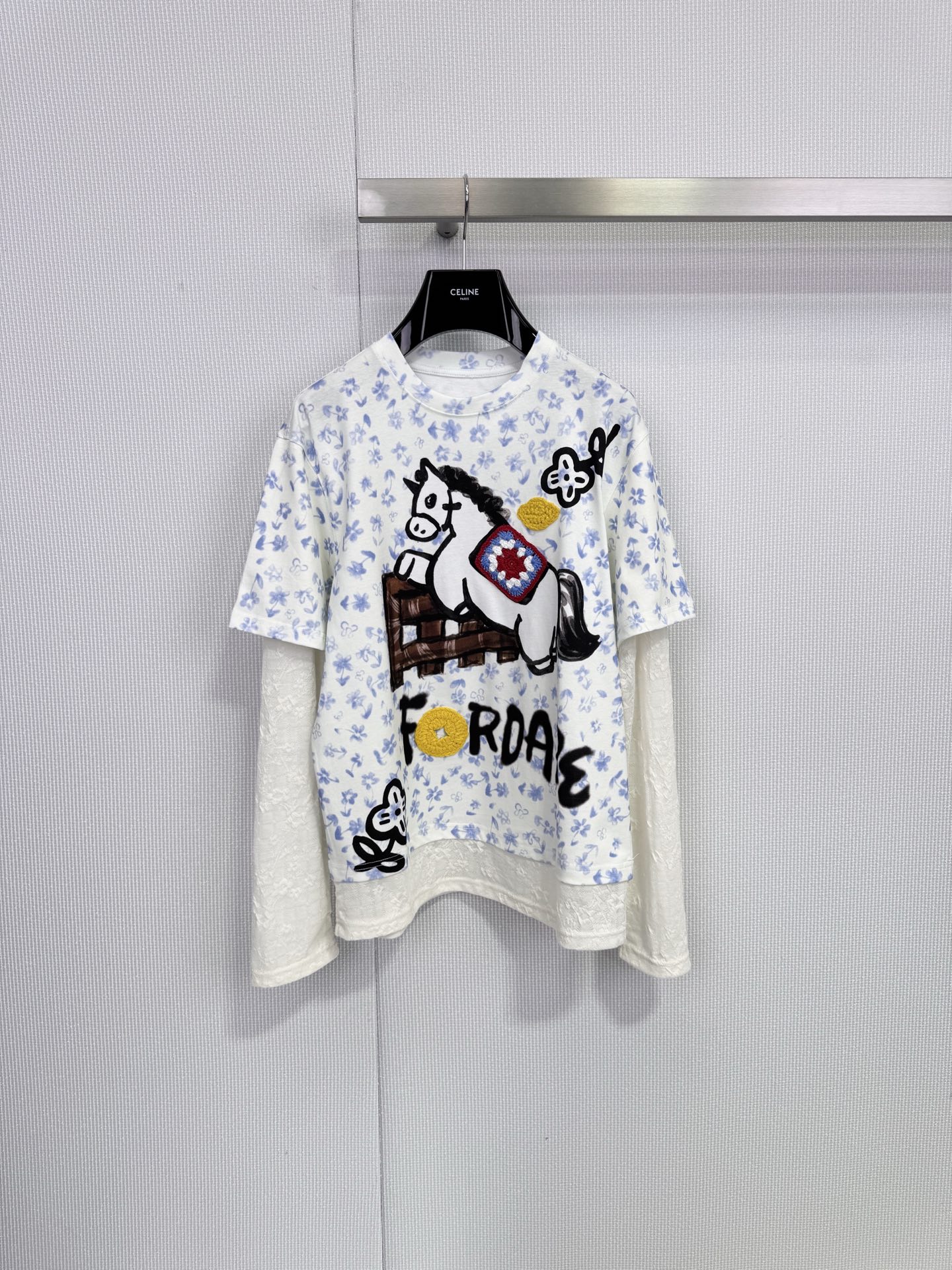 NO:694228,FORDARE's 'Get Rich Now' series of graffiti T-shirts. The fake two-piece design is super layered. The sleeves are spliced ​​with lace, and the details are perfect. The blue and white floral base + three-dimensional pony embroidery. The copper coin element is super interesting and full of meaning. The loose version covers the flesh and makes you slim. It is OK for daily wear or New Year's atmosphere. It is great when worn alone and layered, and it is easy to create a lazy and casual style!  Code number SML,,tees,t-shirt,19860909FORDARE'马上有钱'系列涂鸦T恤,假两件设计超有层次感,袖子拼接蕾丝,细节满分,蓝白碎花底+立体小马刺绣,铜钱元素超有趣,寓意满满,宽松版型遮肉显瘦,日常穿搭或新年氛围都 OK,单穿叠搭都很出彩,轻松打造慵懒随性风！ 码数SML,,tees，t-shirt,,Women's clothing