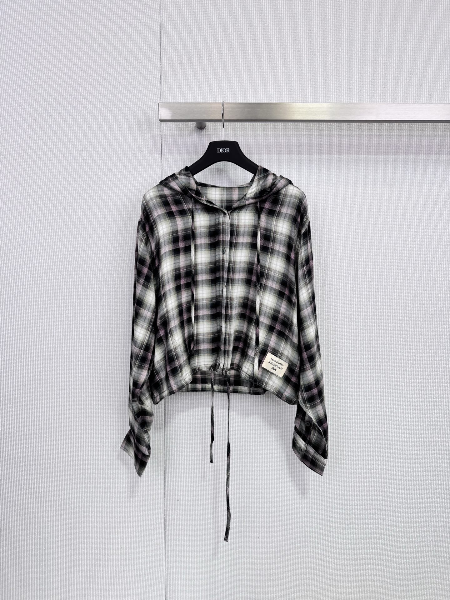NO:694203,Acne Studios 26 spring and summer series plaid hooded shirt, black and white plaid design, retro and modern, viscose fiber material, soft and skin-friendly, perfect drape, hood + drawstring design, full of casual feeling, great to wear alone or layered, can be easily worn for commuting and daily outings, the plaid details are exquisite, paired with jeans or skirts, you can easily get a sweet and cool casual style, it is a practical and fashionable versatile item! Size SML,,acne  studios,dior,skirts,jeans,shirts,hats,19860909Acne Studios26春夏系列格纹连帽衬衫,黑白灰格纹设计,复古又现代,黏胶纤维材质,柔软亲肤,垂坠感满分,连帽+抽绳设计,休闲感十足,单穿或叠穿都很出彩,通勤,日常出街都能轻松驾驭,格纹细节精致,搭配牛仔裤或半身裙,轻松get甜酷休闲风,是实用又时髦的百搭单品! 码数SML,,acne studios,dior,skirts,jeans,shirts,hats,,Women's clothing