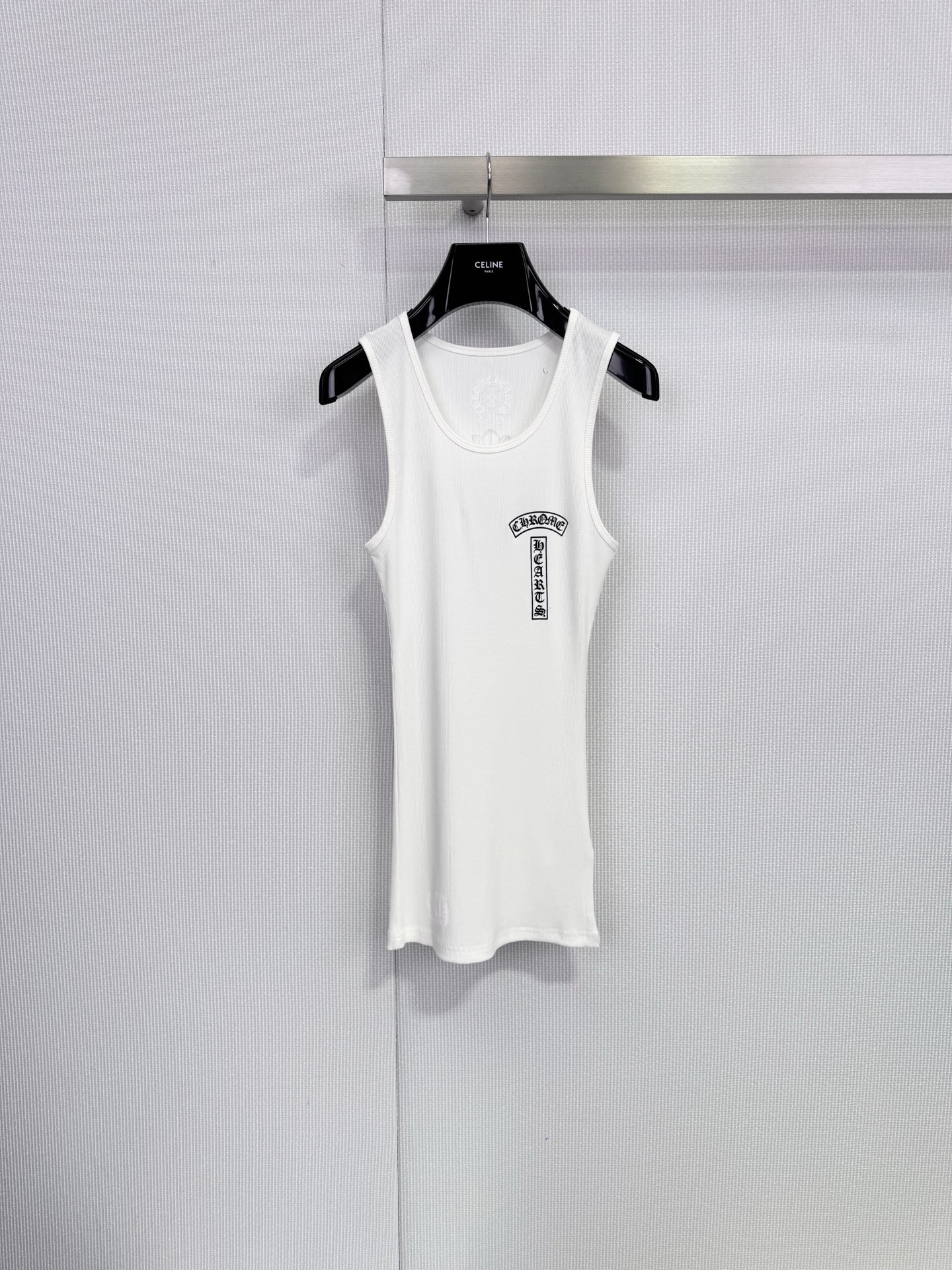 NO:694250,Chrome Hearts white vertical Sanskrit T-Bar vest, pure cotton material, breathable and skin-friendly, super comfortable to wear in summer, vertical Sanskrit on the front + cross on the back, full of gothic style, highly recognizable, slim cut, can be easily worn in daily or street style, match with jeans, overalls, easy to get a trendy look, it is a must-have item for fashionistas!  Code numberSML,,chrome hearts,chrome hearts,jeans,19860909Chrome Hearts克罗心白色竖梵文T-Bar背心,纯棉材质,透气亲肤,夏天穿超舒服,正面竖梵文+背面十字架,哥特风满满,辨识度超高,修身剪裁,日常或街头风都能轻松驾驭,搭配牛仔裤、工装裤,轻松get潮流造型,是潮人必备单品！ 码数SML,,chrome hearts,chrome hearts,jeans,,Women's clothing