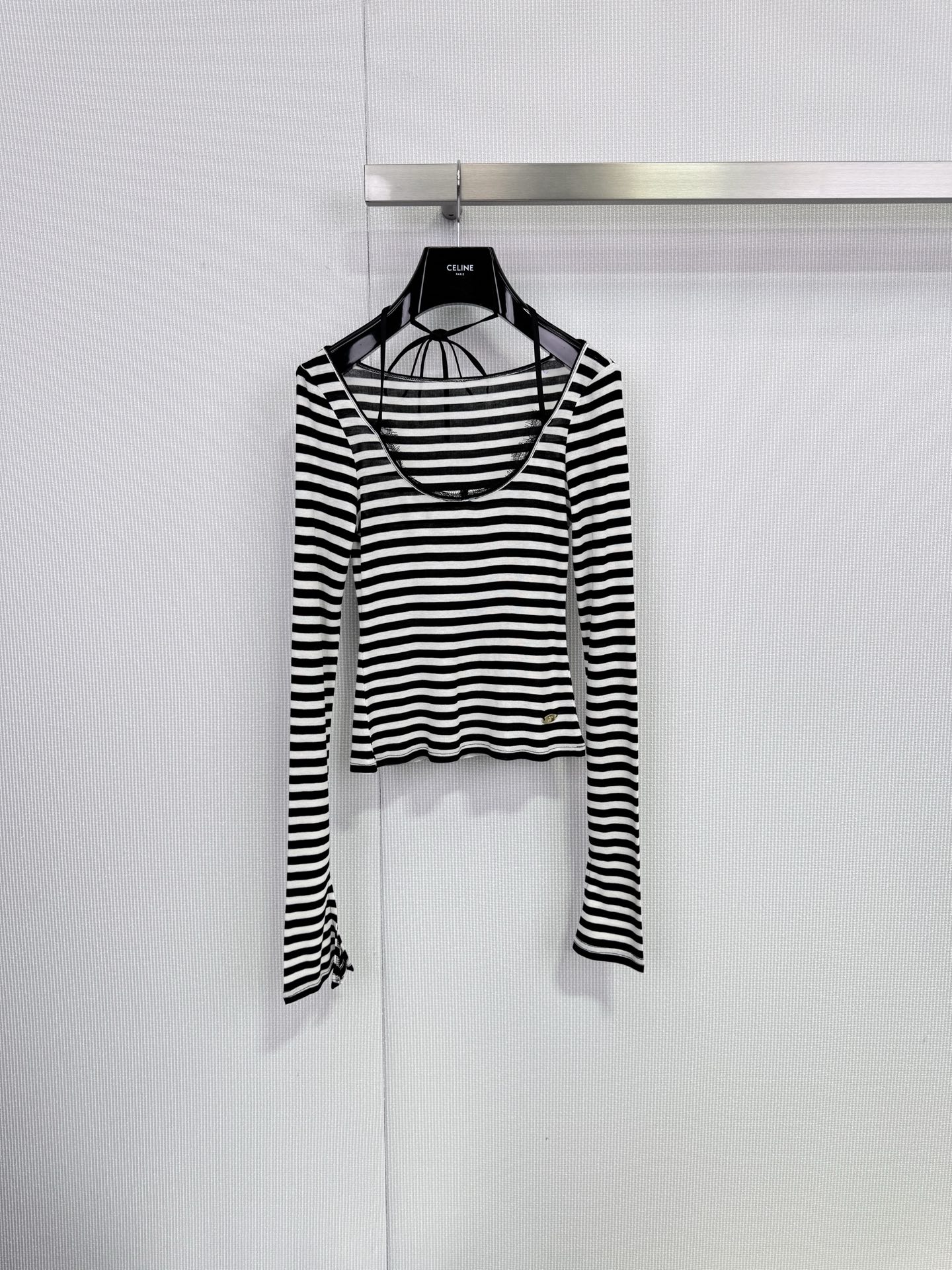 NO:694231,ODTD designer brand 25 early autumn new striped round neck lace contrasting top, lace splicing striped long-sleeved T-shirt, this black and white striped long-sleeved T-shirt, fake two-piece design + black lace halter neck, full of layering, pure desire style! The fabric is soft and slightly elastic, slim and slim, it is OK to wear alone or inside in early autumn. The large neckline design is a plus when paired with a necklace. The stripes are classic and versatile, and they look great with jeans or short skirts. It can be easily used for daily commuting, taking photos, and parties!  Size SML,,skirts,jeans,tees,t-shirt,necklace,19860909ODTD设计师品牌25早秋新款条纹圆领蕾丝撞色上衣,蕾丝拼接条纹长袖T恤,这款黑白条纹长袖T恤,假两件设计+黑色蕾丝挂脖,层次感满满,纯欲风直接拿捏!面料柔软微弹,修身显瘦,早秋单穿or内搭都OK,大领口设计,搭配项链超加分,条纹经典百搭,配牛仔裤 or短裙都很出片,日常通勤,拍照,聚会都能轻松驾驭! 码数SML,,skirts,jeans,tees，t-shirt,necklace,,Women's clothing