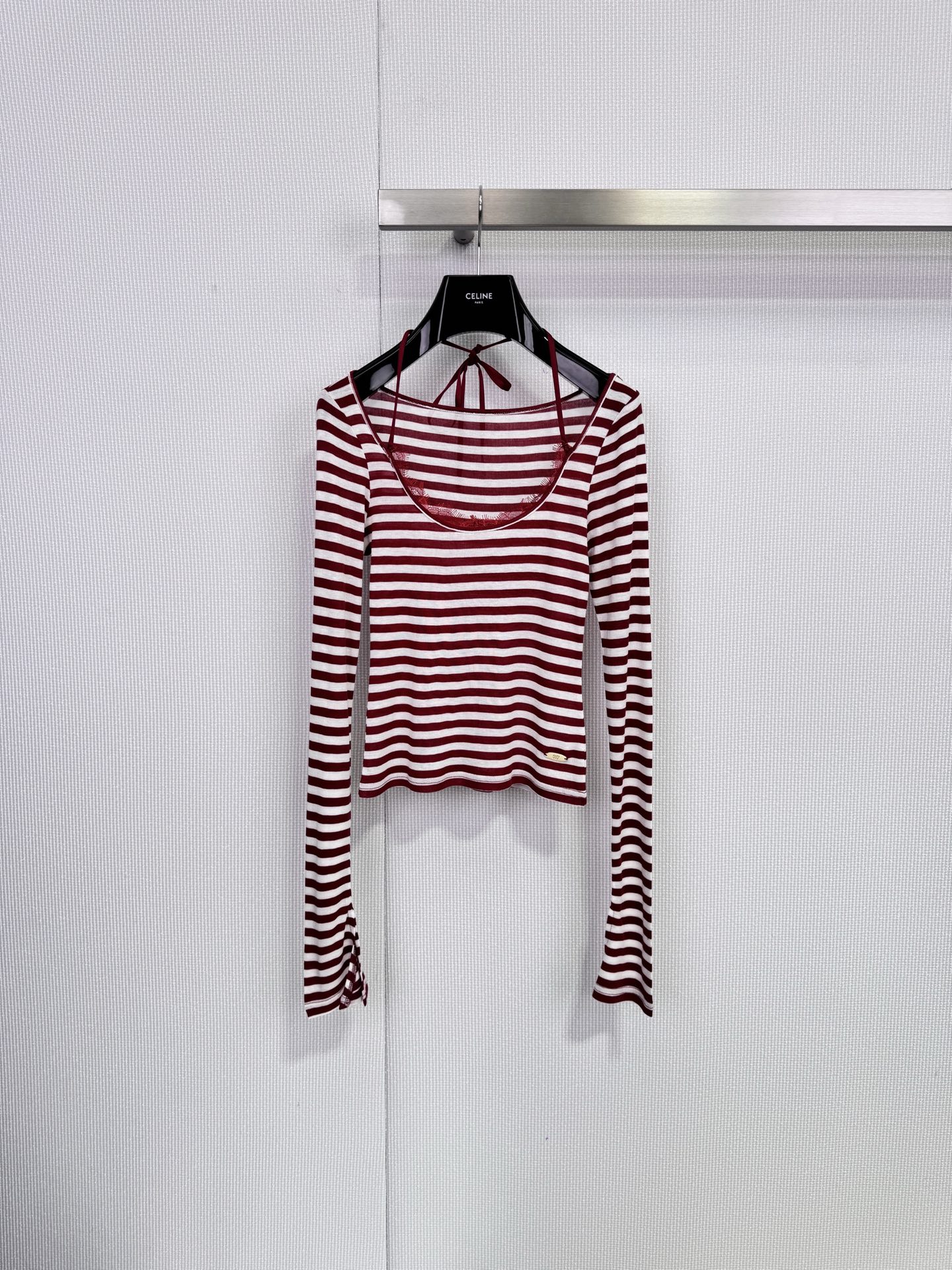 NO:694227,ODTD designer brand 25 early autumn new striped round neck lace contrasting top, lace splicing striped long-sleeved T-shirt, this black and white striped long-sleeved T-shirt, fake two-piece design + black lace halter neck, full of layering, pure desire style! The fabric is soft and slightly elastic, slim and slim, it is OK to wear alone or inside in early autumn. The large neckline design is a plus when paired with a necklace. The stripes are classic and versatile, and they look great with jeans or short skirts. It can be easily used for daily commuting, taking photos, and parties!  Size SML,,skirts,jeans,tees,t-shirt,necklace,19860909ODTD设计师品牌25早秋新款条纹圆领蕾丝撞色上衣,蕾丝拼接条纹长袖T恤,这款黑白条纹长袖T恤,假两件设计+黑色蕾丝挂脖,层次感满满,纯欲风直接拿捏!面料柔软微弹,修身显瘦,早秋单穿or内搭都OK,大领口设计,搭配项链超加分,条纹经典百搭,配牛仔裤 or短裙都很出片,日常通勤,拍照,聚会都能轻松驾驭! 码数SML,,skirts,jeans,tees，t-shirt,necklace,,Women's clothing