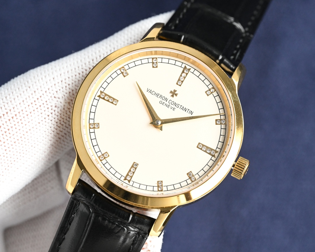 NO:393694,Platinum pattern, diamond [MKF Factory new model recommendation] Jiangxi. Denton inheritance series inheritance 81578] The highest replica version of the two-pin watch in the market!  1 [Case] ​​Size 38MMX6.6MM, perfect round case, paired with a micro-solar lug design, makes it more suitable for the wearer's wrist. Each finished shell cover needs to be strictly controlled by strict quality to restore the unique texture of the authentic product. 2 [Carriage] The steel wheels and other parts of the 9015 movement are carefully decorated by watchmakers, and the automatic rotor is plated with 18k gold, which maximizes the original exquisite craftsmanship level. 3 [Carriage] The two sapphire glass mirrors on the front and back are both anti-disiasing coatings. 4 [Band] Double-layer Italian crocodile leather, paired with Malta cross pin buckles. MKF Factory's ingenious work Welcome your taste!  , crocodile skin19860909白金纹,钻【MKF Factory新款推荐】江诗.丹顿传承系列传承81578】市场最高复刻版本两针款腕表！ 1【表壳】尺寸38MMX6.6MM,完美圆形的表壳,搭配微孤式表耳设计,使之更加贴合佩戴者的手腕.每一个成品壳套,都需经过严格的质量把控,方能还原正品独特的质感. 2【机芯】9015机芯钢轮等部件均由制表师精工装饰,自动摆陀更是镀有18k金,最大限度呈现原装精湛的工艺水平. 3【表镜】前后两片蓝宝石玻璃镜面,均有防眩晕镀膜处理. 4【表带】双层意大利鳄鱼皮,搭配马耳他十字针扣. MKF Factory匠心之作 欢迎您的品鉴！,,crocodile skin,Watch