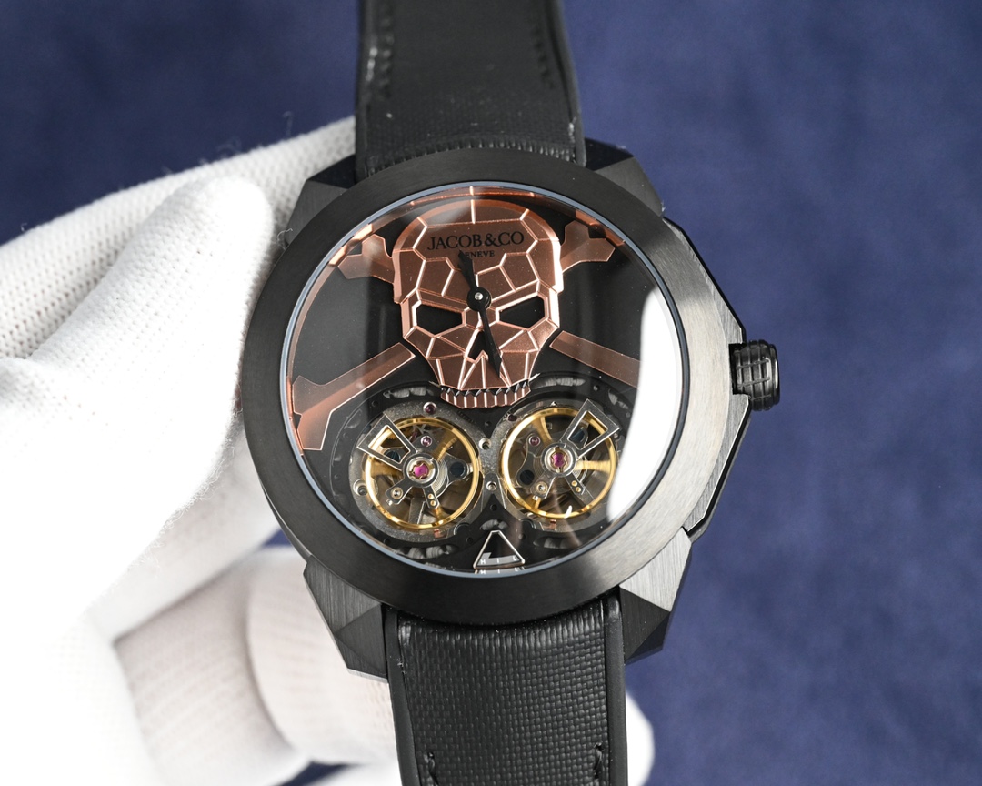 NO:336561,jacobandco (skull) The double tourbillon was created to commemorate this sacred tradition, and its design symbolizes the interconnection of time, memory and spirit. The rose gold skull is set on the deep agate dial and is a powerful symbol of human experience a bold, beautiful, and lasting symbol. Every move of the watch double tourbillon reflects the cycle of life, capturing every brief moment while commemorating those who live in memory. Only 18 pieces exist, ensuring the legacy left over from this special timer for generations. 46mm rose gold shell solid agate dial, rose gold skull mini, spinel eye twins, triple-axis flying tourbillon,19860909jacobandco (头骨) 双陀飞轮是为了纪念这一神圣的传统而创造的,它的设计象征着时间、记忆和精神的相互连接.玫瑰金头骨镶嵌在深玛瑙表盘上,是人类经验的强大象征一大胆、美丽、持久. 手表双陀飞轮的每一个动作都反映了生命的周期,捕捉了每个短暂的瞬间,同时纪念那些活在记忆中的人.只有18件存在,确保了这个特殊的计时器遗留下来的遗产代代代. 46mm玫瑰金壳实心玛瑙拨号, 玫瑰金头骨迷你,尖晶石眼睛双胞胎,三轴飞行陀飞轮,,,Watch