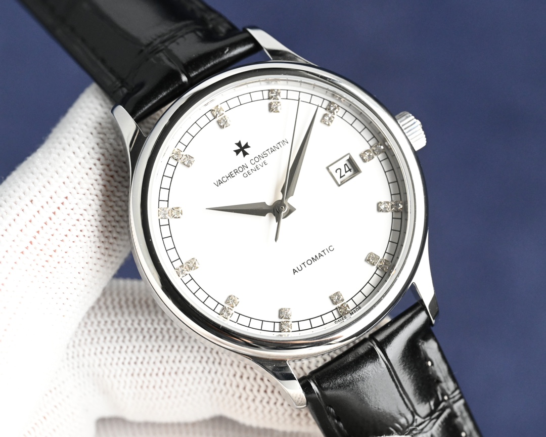 NO:394323,Gold, patterned white. Vacheron Constantin inheritance series watches are on the market!  Simple and elegant, perfect combination, let you feel the elegant and rustic atmosphere!  The movement is equipped with original imported movement, with a frequency of 28,800 times per hour, stable performance and zero rework!  The case is made of 316 stainless steel and sapphire glass mirror!  Paired with an Italian leather strap!  Diameter 40 mm, super waterproof, simple and atmospheric, high-end quality, suitable for all kinds of business occasions, the first choice for gifts!  , vacheron19860909金、纹 白. 江诗丹顿传承系列腕表火爆上市！简雅大方,完美结合,让你感受优雅绅土气息！机芯搭载原装进口机芯,每小时振频28800次,性能稳定,零返修！表壳 釆用316 精钢,蓝宝石玻璃镜面！搭配意大利真皮表带！直径40 mm,超强防水,简洁大气,高端品质,适合各种商务场合,送礼首选！,,vacheron,Watch