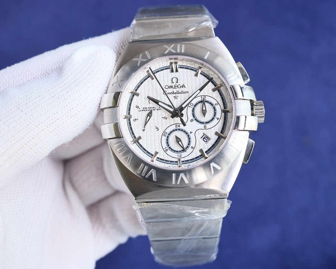 NO:336510,Gold, new Omega/multi-functional constellation double eagle, the case inherits the inherent characteristics of the constellation series. The claw design on both sides of the case is a classic design feature of the constellation series launched in 1982. The design is clever and thoughtful to enhance the sporty feeling of the watch. The bezel is equipped with a stainless steel Roman numeral scale, symbolizing Omega's technical achievements and leading pioneering spirit. It is limited to sell, with a size of 43mm, paired with () zero-reversal movement, sapphire glass, waterproof function, super A quality! Welcome to transfer pictures and order! , omega19860909金,  新款 欧米茄/多功能星座双鹰,表壳承传了星座系列的固有特色.而表壳两侧的托爪设计,是源自1982年推出的星座系列的经典设计特色,设计巧花心思,加强手表的运动感.表圈上设有不銹钢制的罗马数字刻度,象征了欧米茄在技术上的成就及节节领先的开创精神,限量出售,尺寸43mm,搭配()零反修机芯,蓝宝石玻璃,具备防水功能,超A品质！欢迎转图订购！,,omega,Watch