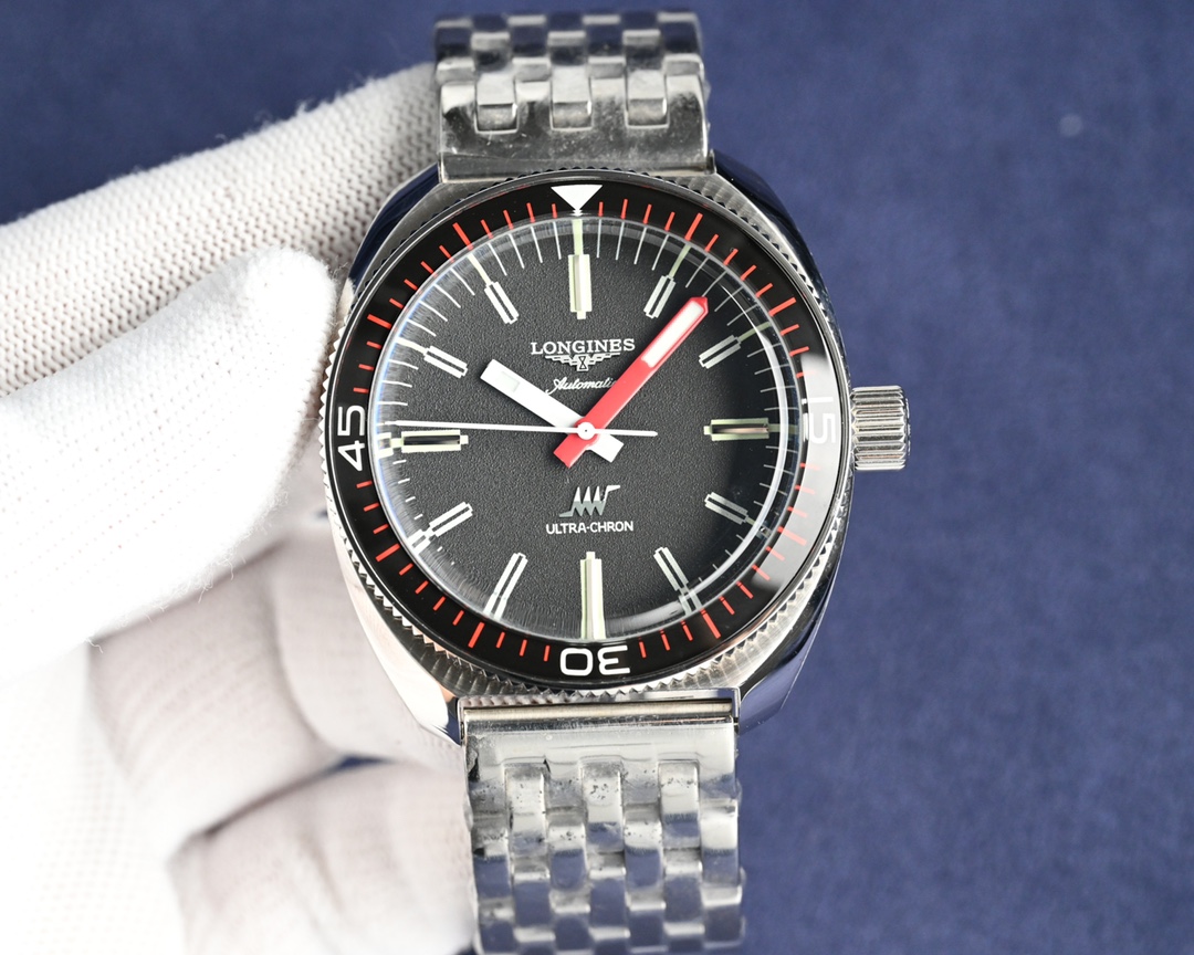 NO:393817,Tw strongly recommends leather and steel brand new [Longqin high-frequency precision observatory series] 1. A 43mm pillow-shaped 316 stainless steel case, with eye-catching red minute hands and hour hands being coated with luminous coating, giving the watch a distinct pioneering sporty style, 300 meters diving depth. 2. Equipped with the original imported 9015 movement, one-way rotating imported glass ring mouth, sapphire scratch-resistant 'pot lid' mirror. 3. Imported Italian calf leather is paired with original relief pattern pin buckle, full of three-dimensional sense. It is regarded as the world's first commercial and mass-produced high-frequency diving watch. 4. All structures are reproduced according to the original 11, which is perfect. Production by Tw, must be a fine product, longines, cowhide19860909Tw强烈推荐皮,钢 全新【浪琴表高频精密天文台系列】 1. 43毫米枕形316精钢表壳,醒目的红色分针与时针均涂以夜光涂层,贼予表款鲜明的先锋运动风格,300米潜水深度. 2. 搭载原装进口9015机芯,单向旋转进口玻璃圈口、蓝宝石防刮“锅盖”镜面. 3. 进口意大利小牛皮搭配原装浮雕图案针扣,立体感十足.被视为全球第一款商业化量产的高频潜水表.  4. 所有结构按照原版11复刻,堪称完美. Tw出品,必属精品,,longines,cowhide,Watch