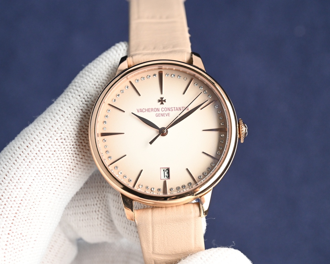 NO:393828,[MKF Factory wall crack recommendation, the highest version in the market] White, Rose, Diamond Shell Jiangxi. Denton inheritance series women's new model.  Watch model 4115U/000G-B908!  In terms of details, 1 diameter 36.5 mm, ultra-thin thickness!  2 Equipped with imported 9015 movement modified Cal.26-330S, stable when running!  3Dial is soft and smoky, pink gradient dial, girly and elegant impact, gradient effect, arched outer ring is equipped with 'bead-style' minute engraving circle, composed of 48 round diamonds!  4 Italian calfskin, satin effect, pointed stitching, checkered pattern, can be replaced automatically and quickly, and paired with the polished half-Malta cross shape of the original pin buckle to create a perfect product!  MKF Factory's craftsmanship masterpieces are welcome to taste it!  ,,cowhide19860909【MKF Factory墙裂推荐 市场最高版本】 白,玫,钻壳 江诗.丹顿传承系列女士新款．腕表型号4115U／000G-B908！细节方面 1直径36.5毫米,超薄厚度！ 2搭载进口9015机芯改装Cal.26-330S,走时稳定！ 3表盘软萌烟熏色,粉色渐变色表盘,少女和优雅的撞击感,渐变效果,拱形外圈配有“珠粒式”分钟刻变圈,由48颗圆钻组成！ 4意大利小牛皮,缎面效果,尖头缝线,方格纹,可自主快速替换系统,搭配原装原装针扣经抛光处理的半马耳他十字造型,打造出完美产品！ MKF Factory匠心力作 欢迎各位表友品鉴！,,cowhide,Watch