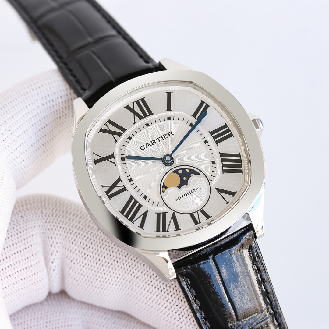 NO:394193,Cartier Drive de Cartier series watches. White and solemn, with elegant and solemn pillow-shaped design and neat and elegant line layout, showing the masculine charm of men. [Case] ​​The watch data is 40mmX41mmX12.5mm, the unique pillow-shaped case is first-class, and the bright and full curved lines of sapphire glass are replicated in place. We strive for excellence to restore the most closest experience to the original version for watch friends. [Technical breakthrough] The original Cal.1904-PS MC movement, automatic trolley and large and small plywood are rhodium-plated. The balance wheel position matches the original product, and the simulation is close to the counter. [Excellent details] 1. The original mold is exclusively purchased in the market 2. The quenched and roasted blue pointer is full and three-dimensional. 3. The classic button lock pattern of the dial is delicate and coordinated.  4.12 Roman logos are printed with superimposed printing, with round and neat effects. They are calm and restrained and exquisite in craftsmanship, adding a unique atmosphere to your wrist.,, cartier, cartier19860909卡地亚Drive de Cartier系列腕表.白,玫,以典雅肃穆的枕形设计搭配利落大方的线条布局,尽显男儿阳刚不屈的魅力.【表壳】腕表数据40mmX41mmX12.5mm,独特的枕形表壳做工一流,蓝宝石玻璃明朗饱满的弧形线条复刻到位.精益求精,为广大表友还原最接近原版的体验.【技术突破】原厂Cal.1904-PS MC机芯,自动陀和大小夹板均有做镀铑处理,摆轮的位置与正品吻合,仿真度直逼专柜.【精彩细节】1.市场独家购入原装开模 2.淬火烤蓝指针饱满立体 3.表盘的经典钮锁饰纹细腻协调 4.12只罗马标识采用叠加印刷,效果圆润工整.沉稳内敛,工艺精湛,为您的腕间增添一份别致的气息.,,cartier,cartier,Watch