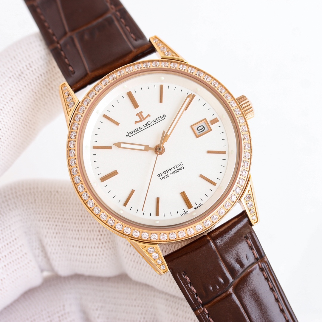 NO:394294,Jaeger-LeCoultre Geophysical Observatory Series Watches. White light, gold, diamond plus, case material is made of 316 stainless steel, 12 super luminous inner part. The movement is equipped with 9015-772 automatic winding movement. The enlarged plywood size is the same as the original size, and the details are closer to the original effect. The needle is super luminous mirror sapphire glass, the diameter is 41.6mm.10mm. The strap is made of imported Italian cowhide and is equipped with original buckle.,,jaeger-lecoultre,cowhide19860909积家Jaeger-LeCoultre 地球物理天文台系列腕表.白光,金,钻加, 表壳材质采用316精钢打造,内配置12颗超强夜光 机芯配置9015改772型自动上链机芯,放大夹板尺寸与原装尺寸一样,细节更接近原版效果 . 表针超强夜光 镜面蓝宝石玻璃 表径41.6mm.10mm 表带采用意大利进口头层牛皮,配置原装表扣.,,jaeger-lecoultre,cowhide,Watch
