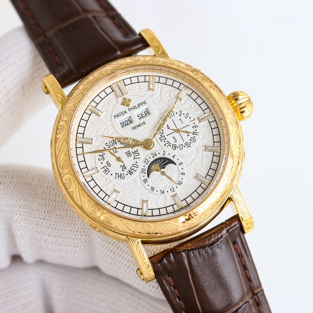 白壳1550，金壳1600💰
[玫瑰][玫瑰] 【铁划银钩 苍劲有力】高颜值新品 古朴。复古。精湛的工艺！ 年度最佳典藏之作——百达翡丽古典超级复杂多功能 万年历功能腕表 团队历时两年多精心设计，不计成本，敢为人先，力求完美，克服重重难关，突破多层技术瓶颈，机芯型号为CH 29-535 升级版，质量稳定！表盘6点位置是月相显示和日期分拨。所有的万年历标志都很好，一眼就能读懂。内里搭置了仿324 S Q 自动上链机芯，是 324 自动上条传奇机芯的精装版本。【表带】经典意大利小牛皮表带，纹路清晰，质感好。搭配圈市面最顶级的百达翡丽灯笼表扣，通用原装无压力。 优雅的Calatrava雕花表壳极具个性，42毫米的表径适配大众男性手寸，与专柜一致，非常商务可亦休闲。大厂品质！欢迎转载！