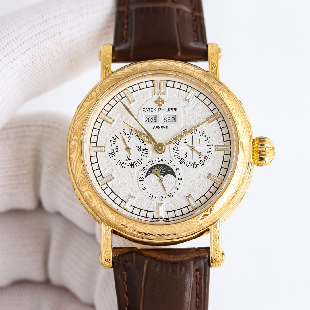 白壳1550，金壳1600💰
[玫瑰][玫瑰] 【铁划银钩 苍劲有力】高颜值新品 古朴。复古。精湛的工艺！ 年度最佳典藏之作——百达翡丽古典超级复杂多功能 万年历功能腕表 团队历时两年多精心设计，不计成本，敢为人先，力求完美，克服重重难关，突破多层技术瓶颈，机芯型号为CH 29-535 升级版，质量稳定！表盘6点位置是月相显示和日期分拨。所有的万年历标志都很好，一眼就能读懂。内里搭置了仿324 S Q 自动上链机芯，是 324 自动上条传奇机芯的精装版本。【表带】经典意大利小牛皮表带，纹路清晰，质感好。搭配圈市面最顶级的百达翡丽灯笼表扣，通用原装无压力。 优雅的Calatrava雕花表壳极具个性，42毫米的表径适配大众男性手寸，与专柜一致，非常商务可亦休闲。大厂品质！欢迎转载！