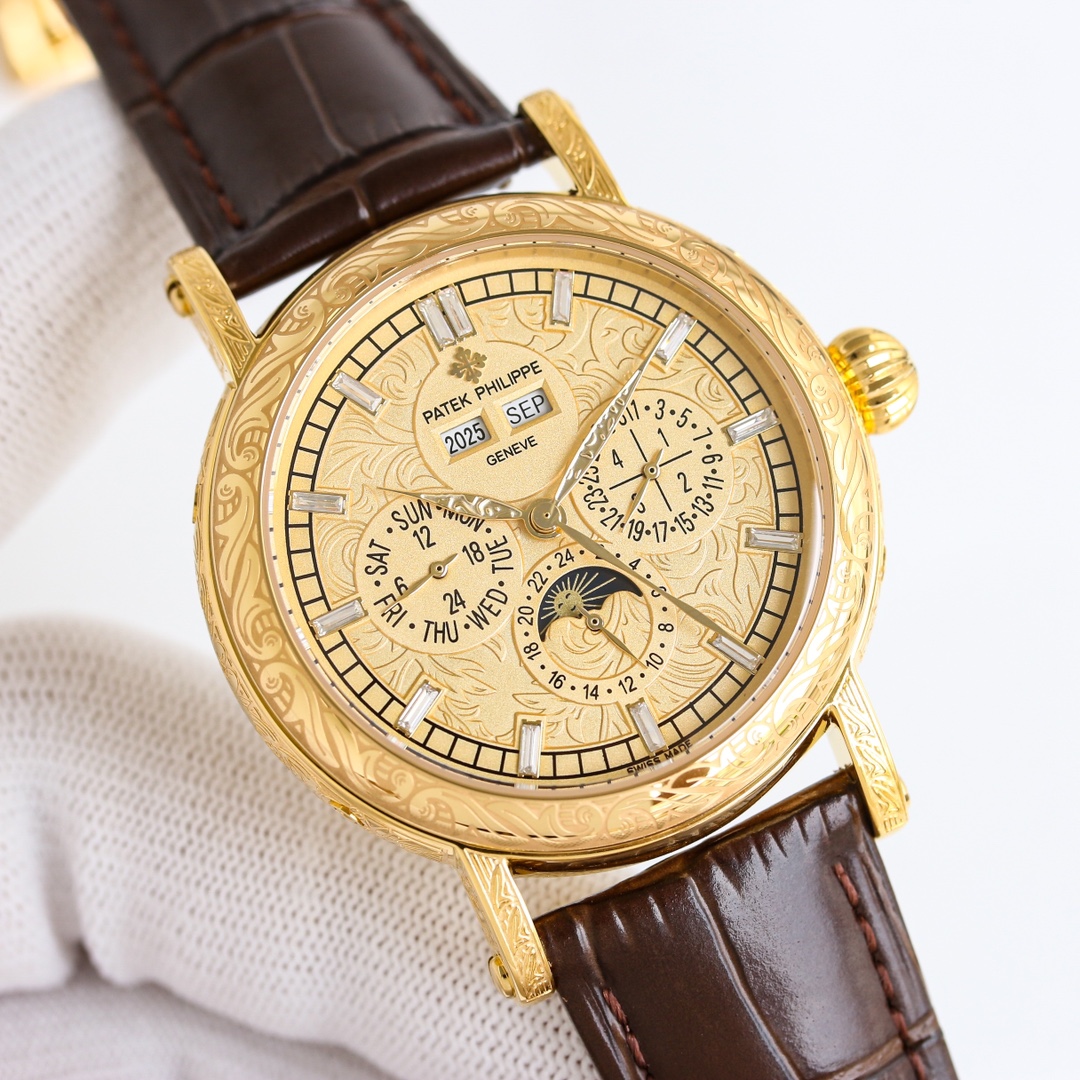 白壳1550，金壳1600💰
[玫瑰][玫瑰] 【铁划银钩 苍劲有力】高颜值新品 古朴。复古。精湛的工艺！ 年度最佳典藏之作——百达翡丽古典超级复杂多功能 万年历功能腕表 团队历时两年多精心设计，不计成本，敢为人先，力求完美，克服重重难关，突破多层技术瓶颈，机芯型号为CH 29-535 升级版，质量稳定！表盘6点位置是月相显示和日期分拨。所有的万年历标志都很好，一眼就能读懂。内里搭置了仿324 S Q 自动上链机芯，是 324 自动上条传奇机芯的精装版本。【表带】经典意大利小牛皮表带，纹路清晰，质感好。搭配圈市面最顶级的百达翡丽灯笼表扣，通用原装无压力。 优雅的Calatrava雕花表壳极具个性，42毫米的表径适配大众男性手寸，与专柜一致，非常商务可亦休闲。大厂品质！欢迎转载！