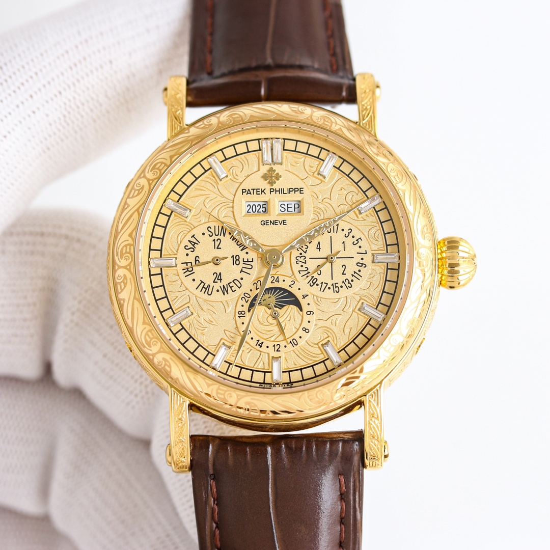 白壳1550，金壳1600💰
[玫瑰][玫瑰] 【铁划银钩 苍劲有力】高颜值新品 古朴。复古。精湛的工艺！ 年度最佳典藏之作——百达翡丽古典超级复杂多功能 万年历功能腕表 团队历时两年多精心设计，不计成本，敢为人先，力求完美，克服重重难关，突破多层技术瓶颈，机芯型号为CH 29-535 升级版，质量稳定！表盘6点位置是月相显示和日期分拨。所有的万年历标志都很好，一眼就能读懂。内里搭置了仿324 S Q 自动上链机芯，是 324 自动上条传奇机芯的精装版本。【表带】经典意大利小牛皮表带，纹路清晰，质感好。搭配圈市面最顶级的百达翡丽灯笼表扣，通用原装无压力。 优雅的Calatrava雕花表壳极具个性，42毫米的表径适配大众男性手寸，与专柜一致，非常商务可亦休闲。大厂品质！欢迎转载！