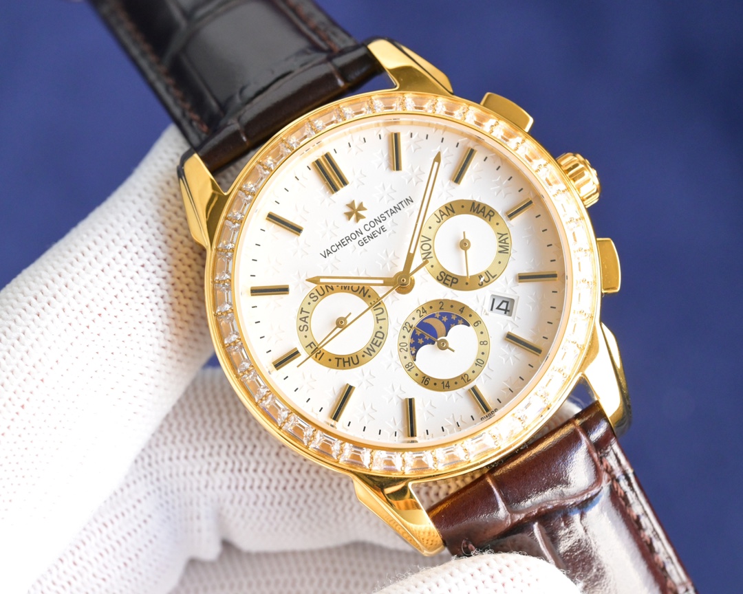 NO:727129,Vacheron Constantin [Rose][Rose]-Vacheron Constantin R46 upgraded version of the heritage series, white, gold pattern, brick ring 50, multi-functional design, top quality. Important note (the upgraded version has an improved shell that is thinner than the old version, the glass has been upgraded to be wear-resistant and fall-resistant, and is smoother and more beautiful than the old version! The inner cover has been updated to a steel inner cover; watch texture and feel  Appears more perfect) 18k quality furnace vacuum plating... (High quality, normal wearing, 0 repair quality) This watch uses a multi-functional original imported movement, with six-pin multi-function display, high-end and atmospheric design style, (function displays week, calendar, month, day and night stars 24 hours) The case is made of 316 imported stainless steel, sapphire glass, super anti-scratch mirror, super luminous, making the night more dazzling!  Comes with imported calfskin strap buckle!  'You can easily own time, but you can't easily own Vacheron Constantin.' (Real photo) The manufacturer strongly recommends this Vacheron Constantin series... Your precious wrist needs (focus on original new machines) Focus is an attitude, please look for exclusive quality!  Welcome to reprint!  ,,vacheron,cowhide19860909江诗丹顿 [玫瑰][玫瑰]-Vacheron Constantin R46 升级版传袭系列,白,纹金,砖圈50 多功能设计顶级品质.重要提示（升级版改进壳身比旧版本更薄、玻璃升级耐磨抗摔、比旧版本更平整美观！内罩更新成钢鑫制内罩；手表质感 手感 显得更完美）18k品质炉内真空电镀……（高品质正常佩戴0返修的质量）此款手表使用多功能原装进口机芯,具有六针多样功能显示高端.大气的设计风格,（功能显示星期 日历 月份 日夜星辰 24小时）套壳使用316进口精钢 、蓝宝石玻璃超强防刮花镜面,超强夜光,让黑夜更耀眼！搭配进口小牛皮表带扣！“你可以轻易拥有时间、但你不能轻易拥有江诗丹顿”、（实拍图）厂家强强推荐此款江诗传袭系列...你宝贵的腕上需（专注原装新机） 专注是一种态度,请认准独家品质！欢迎转载！,,vacheron,cowhide,Watch