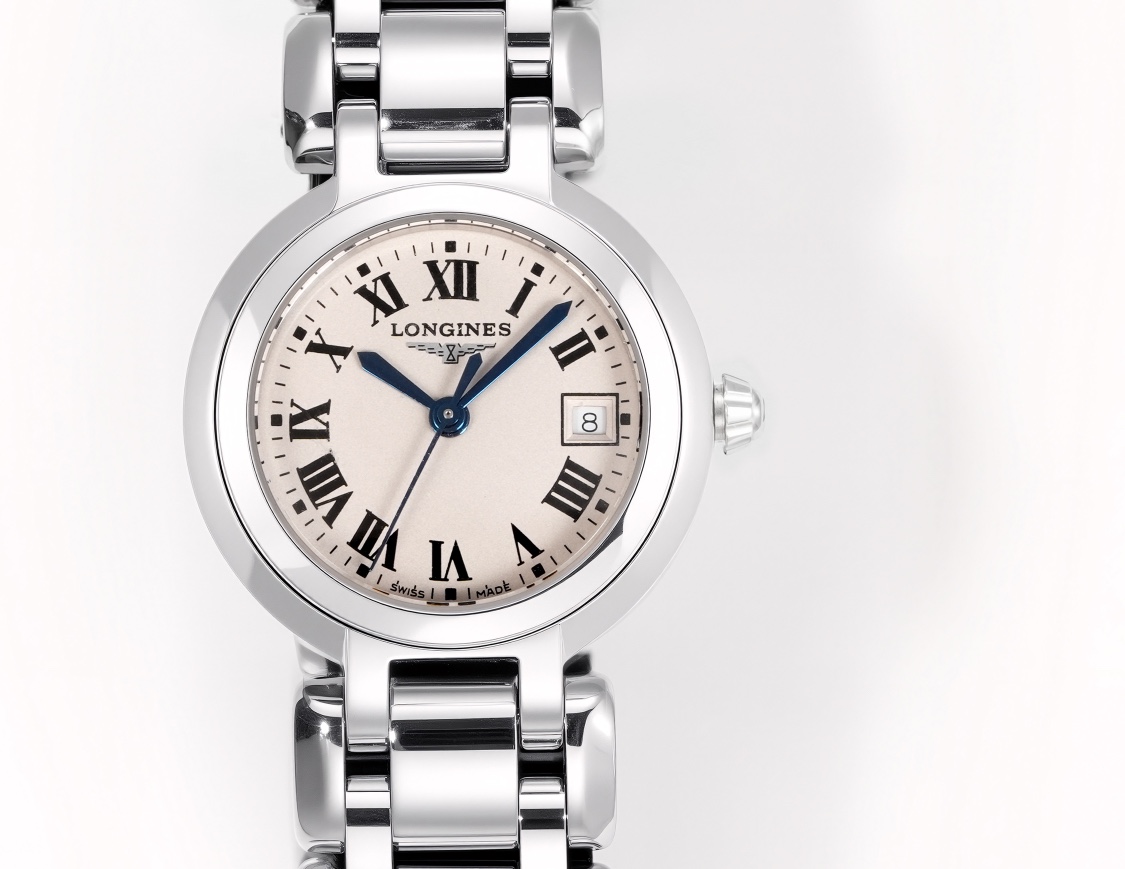 NO:553284,KB Longines LONGINES's ingenuity [Lady on the wrist] - The Longines Xinyue series watch is elegant and unique. It has an elegant and unique appearance, Swiss Ronda quartz movement, accurate travel time and long-lasting battery life. [Case] ​​The size of the watch is 26.5mm   A masterpiece of ingenuity. [Movement] adopts the same Swiss quartz movement as the original one. [Steel Band] The wavy strap is dynamic and close to the hand, with a lustrous luster. Each strap section has been carefully and meticulously polished by KB watchmakers to ensure that the luster and shape are flawless.  It is the same as the original version. [Hands] are consistent with the original ones and use burnt steel blue needles. [Surface] The natural white mother-of-pearl scales are inlaid with moissanite for more sparkle. The Roman scales are consistent with the original ones and have a more three-dimensional feel. The off-white surface has a strong grainy feel and is more upscale!  Welcome to reprint! Exquisitely recommend the highly restored Xinyue series women’s quartz watch!  ,,longines19860909KB浪琴 LONGINES 匠心之作【落落大方 腕间淑女] --浪琴表心月系列腕表优雅而至.典雅别致的外观,瑞士朗达石英机芯,走时精准,续航持久.【表壳]腕表尺寸26.5mmX7.3mm.圆润的曲线式设计使得壳体别致精巧.举手投足之间,落落大方.每一件表壳均是 KB 的匠心精品.【机芯]和原装一致采用瑞士石英机芯.【钢带】波浪型的表带动感贴手,光泽流盼.每一粒表带截,都经过KB制表师精心细致的打磨,确保光泽和形状完美无瑕,吻合原版.【表针]与原装一致采用烧钢蓝针.【表面】采用天然白贝母刻度镶嵌莫桑钻更具闪亮.罗马刻度与原装一致凸起,更具立体感,与原装一致米白的表面颗粒感极强更显高档！欢迎转载!精致推荐高还原度心月系列女士石英腕表！,,longines,Watch