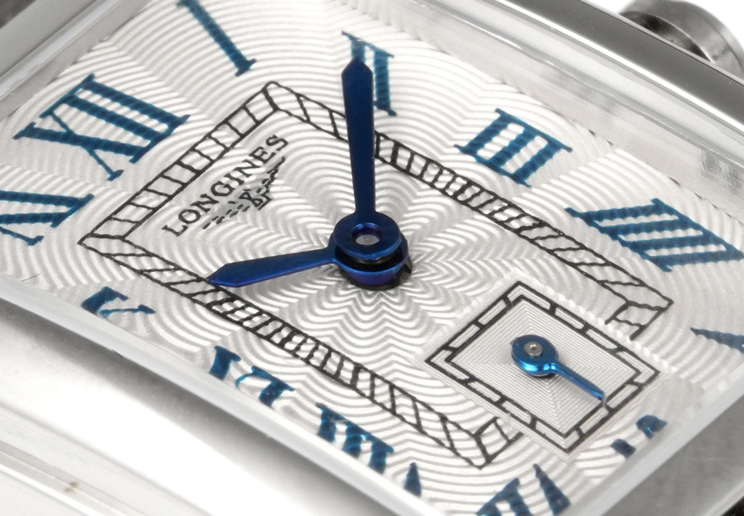 NO:553290,Longines Daitro Wiener series! The highest quality version of the original order, supports any inspection and comparison! 20.80X 32.00mm quartz ladies watch! Swiss Lambda quartz movement! Accurate travel time, super battery life!  When the quartz movement is out of power, the second hand will jump four seconds! At this time, the battery needs to be replaced! Longines’ queen-level women’s watch is undoubtedly the Dolce Vita series. It is named after 'Dolce Vita' in Italian, which means sweet life.  It means Italian-style life meets modern romance. It creates modern elegance and charm through geometric lines and soft curves. The carvings on the silver dial and the blue steel hands and other exquisite details highlight the pure elegance and nobility of the wearer. It uses original American crocodile leather luxury leather (high-end goods visible to the naked eye). Four colors can be freely selected!  ,,Dolce&Gabbana,longines,crocodile skin19860909浪琴表黛绰维纳系列!原单品质最高版,支持任意验货对比!20.80X 32.00mm 石英女士腕表!瑞士郎达石英机芯!走时精准,超强续航！石英机芯没电了秒针会四秒一跳!这个时候就需要换电池啦!浪琴排名皇后级别的当属黛绰维纳系列女表 以意大利语中的'Dolce Vita'为名 寓意甜美生活 寓意意式生活邂逅现代浪漫通过几何线条与柔美曲线塑造出现代优雅与妩媚姿态银色表盘的雕花、以及蓝钢指针等精致细节都烘托出佩戴者纯正的优雅与贵气,采用原厂美洲鳄鱼皮奢华皮料(肉眼可见的高端货)四种颜色可自由选配！,,Dolce&Gabbana,longines,crocodile skin,Watch