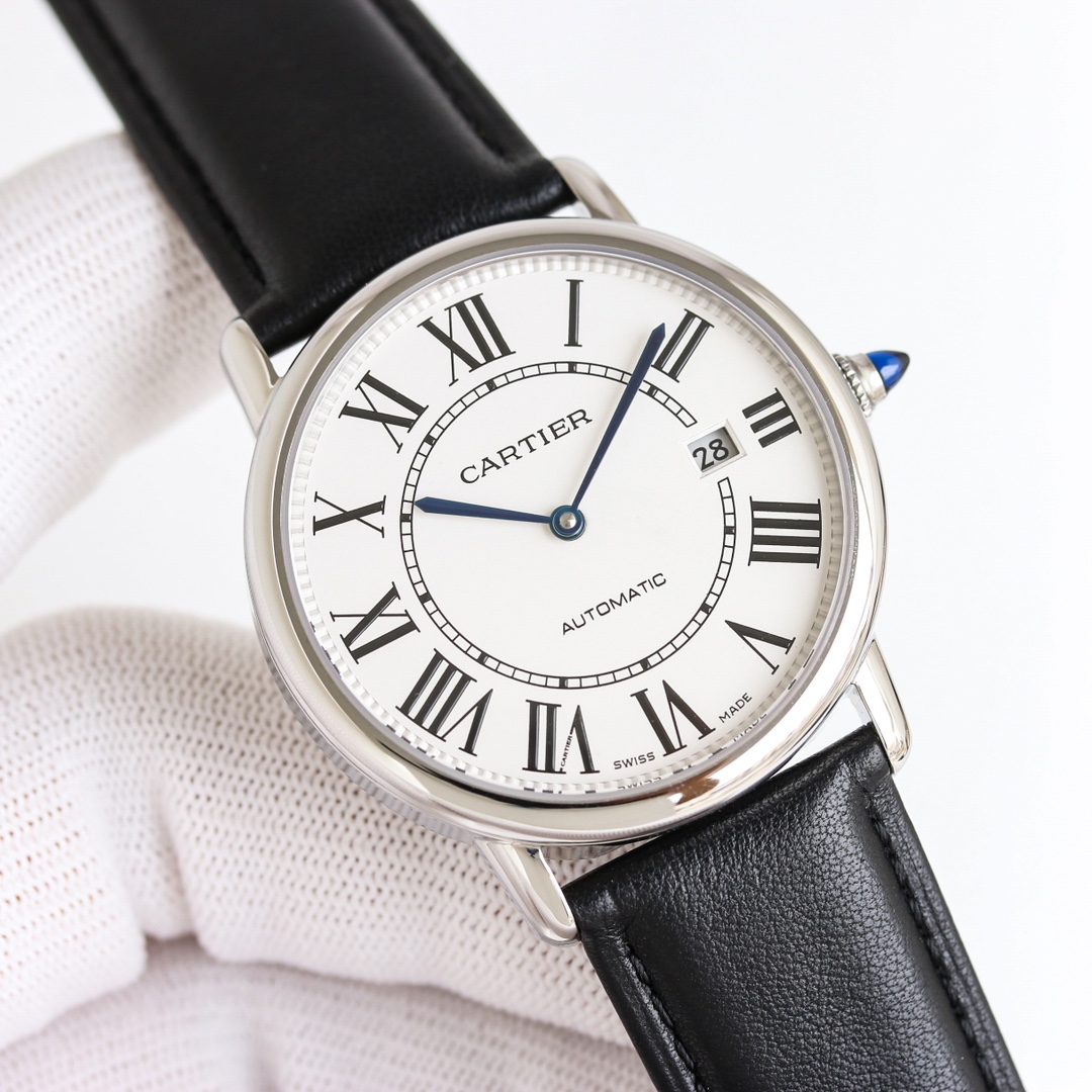 NO:944959,Produced by TW, belt model, white case, gold case, diamond 50, carved case 50 TW Factory Cartier London Series J26 RONDE DE CARTIER men's watch uses movement, table diameter 40 mm (simultaneously authentic) waterproof depth 30 meters. CARTIER case material 316L stainless steel, front and rear sapphire glass. Imported calfskin original folding buckle luxury and exquisite recommended men's mechanical watch  For the best luxury gift recommendations, please look for the exclusive quality of TW factory, cartier, cartier, cowhide19860909TW 出品 皮带款 白壳 金壳 钻50 雕花壳50 TW Factory 卡地亚伦敦系列 J26 RONDE DE CARTIER 男士腕表采用 机芯、 表径 40毫米（同步正品）防水深度 30 米. CARTIER表壳材质 316L精钢,表镜前后蓝宝石玻璃. 拾配进口小牛皮原装折叠扣奢华精致推荐男士机械腕表 送礼最佳奢华推荐请认准TW厂独家品质,,cartier,cartier,cowhide,Watch