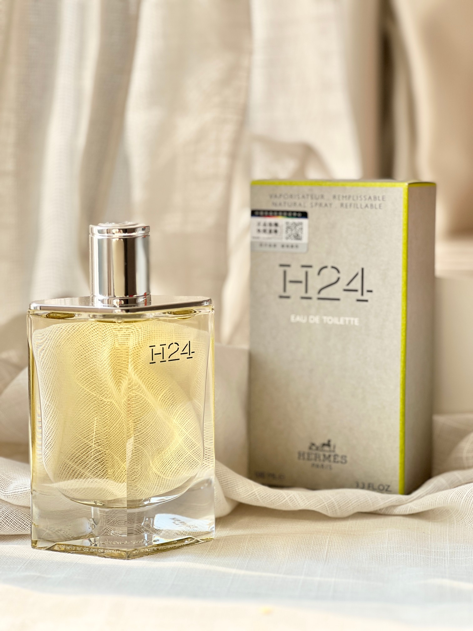 P115 !（专柜原单）配手提袋！【爱玛仕H24香水100ml】每瓶都带免税直邮防伪贴，cdf三亚免税城购物袋，扫码查询输入串码即可显示正规产品， 高端商品不支持试香，塑封拆毁概不退换 敬请谅解！！🔜专柜原单➤爱马仕H24（律动24号）刚推出的时候遭到了很多博主的猛推毕竟是时隔十几年爱马仕推出的继大地后的一款新的男香。首先从包装上极简又富有记忆性的命名H24，H=Hermes24代表爱马仕总部的地址透亮的棱角分明的瓶身隐约透着一股都市男人的气息，前调:水仙花；中调：鼠尾草；后调：黑檀木💢