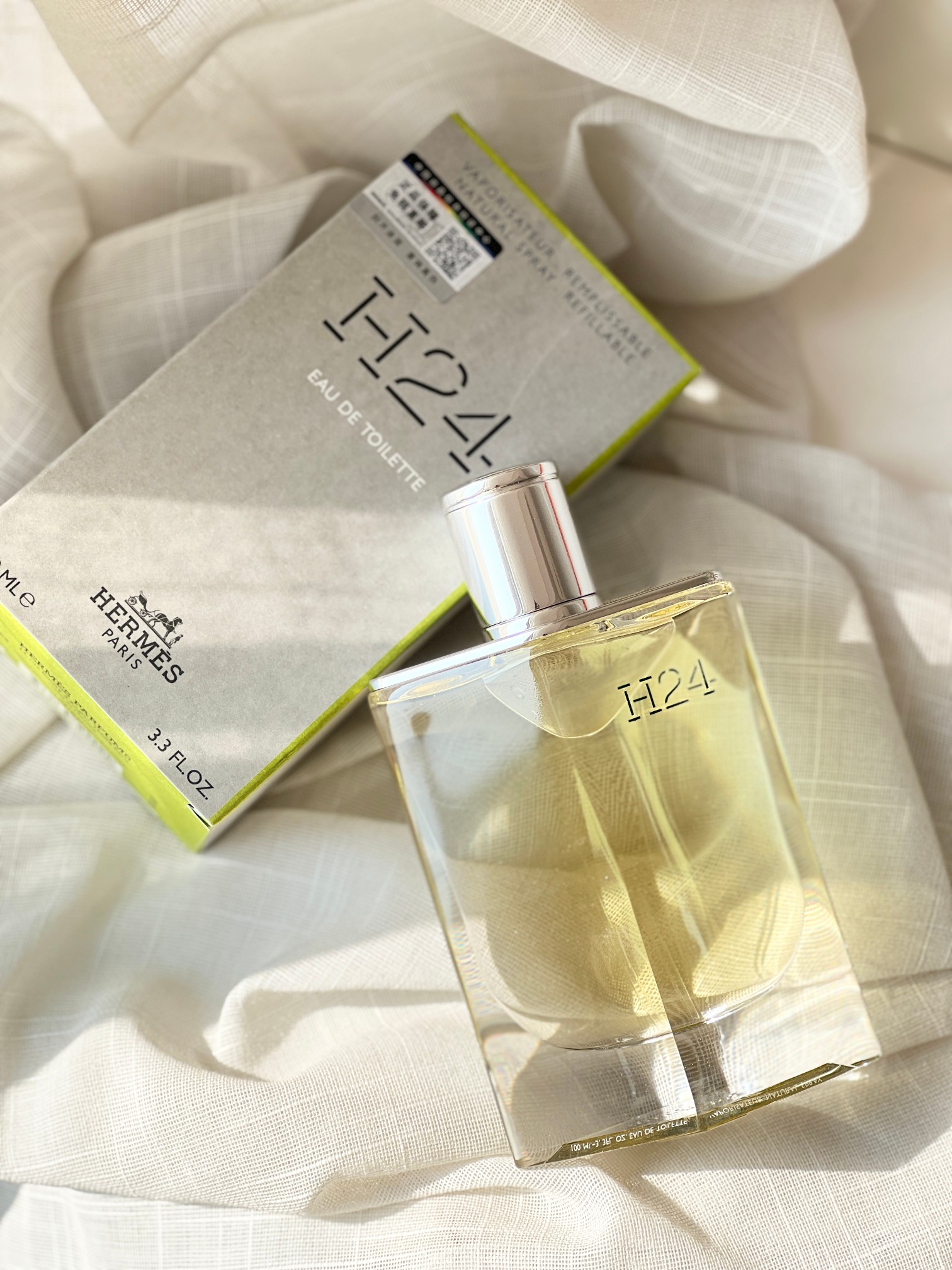 P115 !（专柜原单）配手提袋！【爱玛仕H24香水100ml】每瓶都带免税直邮防伪贴，cdf三亚免税城购物袋，扫码查询输入串码即可显示正规产品， 高端商品不支持试香，塑封拆毁概不退换 敬请谅解！！🔜专柜原单➤爱马仕H24（律动24号）刚推出的时候遭到了很多博主的猛推毕竟是时隔十几年爱马仕推出的继大地后的一款新的男香。首先从包装上极简又富有记忆性的命名H24，H=Hermes24代表爱马仕总部的地址透亮的棱角分明的瓶身隐约透着一股都市男人的气息，前调:水仙花；中调：鼠尾草；后调：黑檀木💢